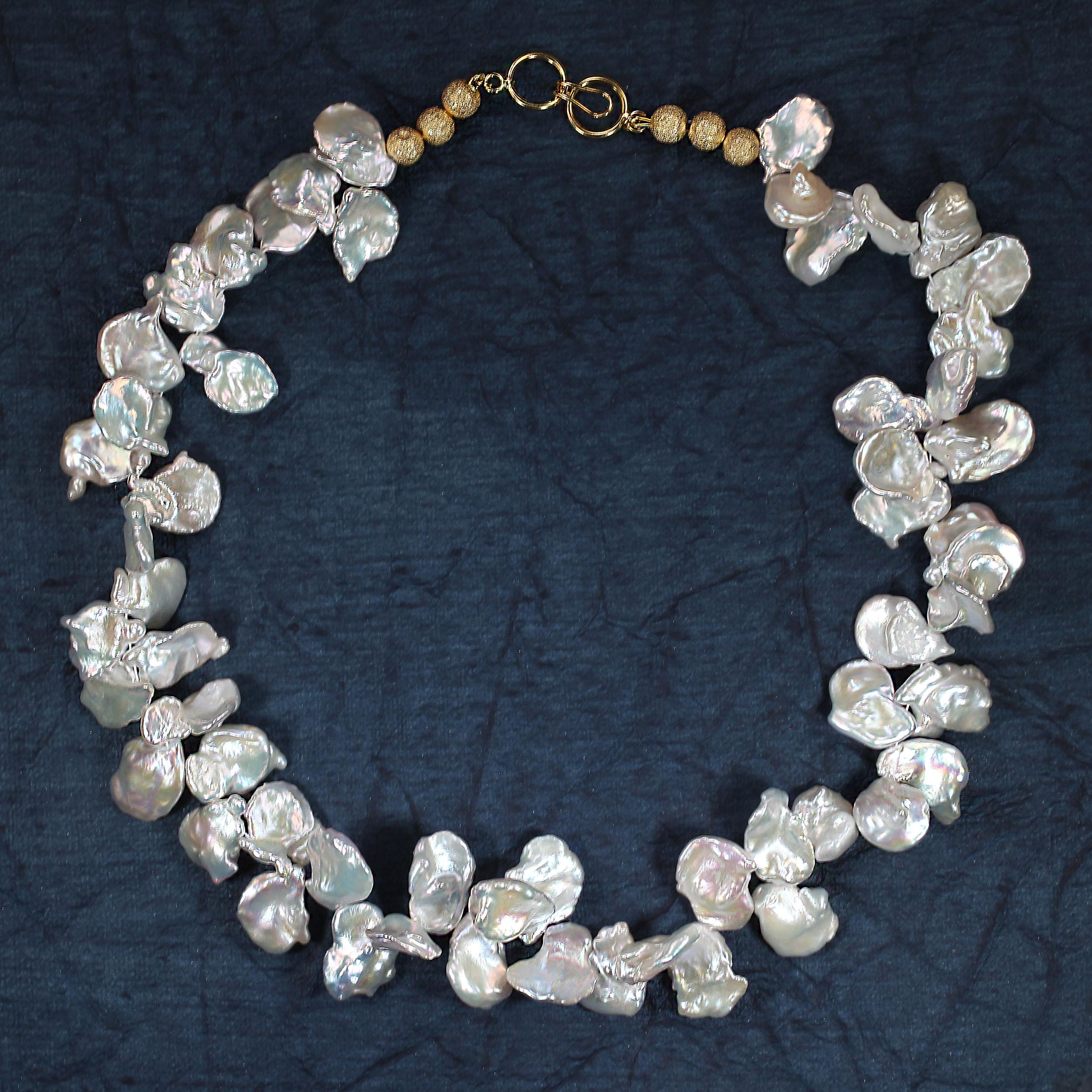 AJD Collier de perles Keshi plates blanches irisées de 20 pouces Neuf - En vente à Raleigh, NC