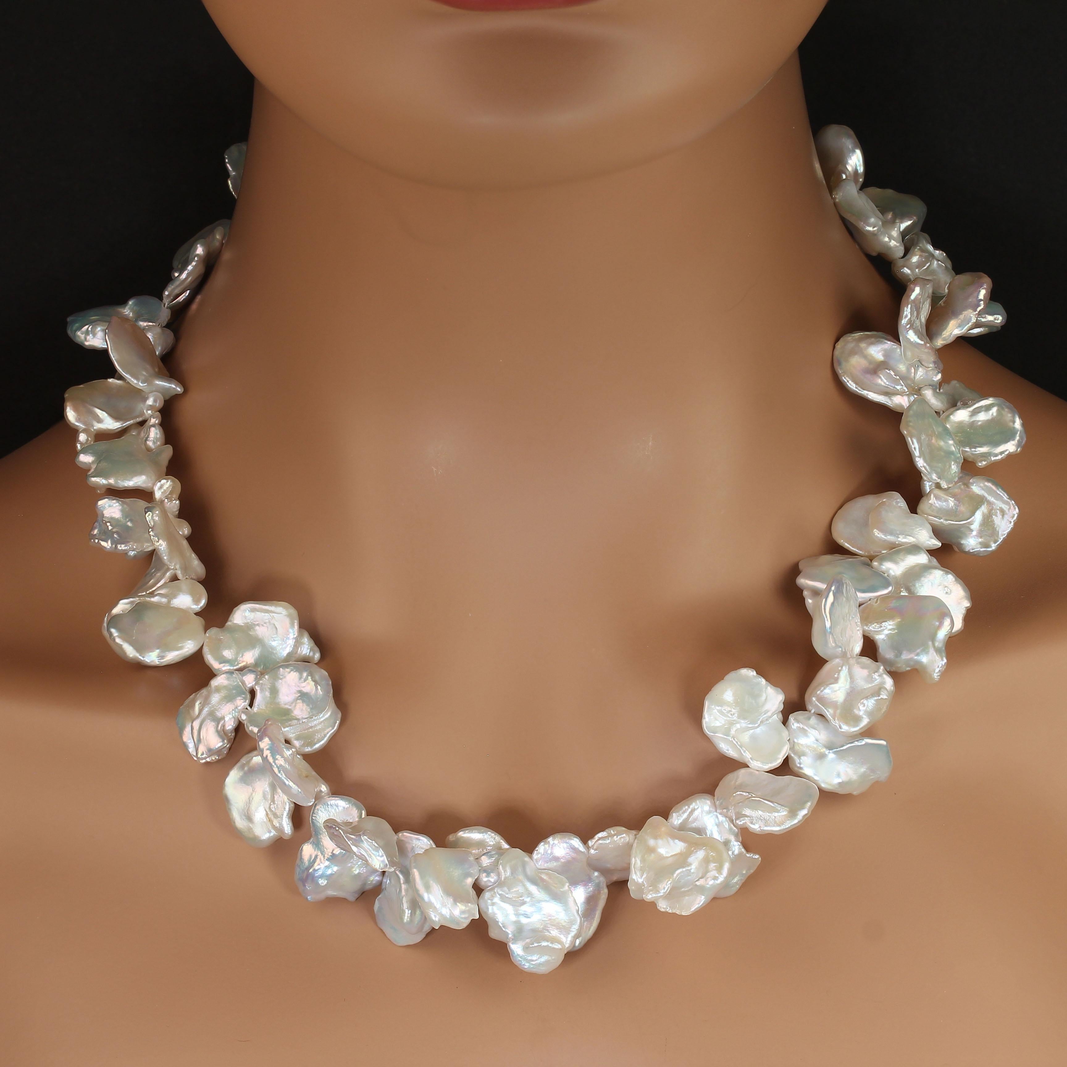 AJD Collier de perles Keshi plates blanches irisées de 20 pouces en vente 4