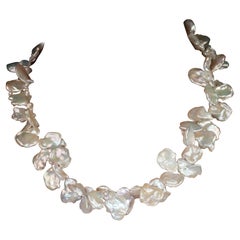 AJD Collier de perles Keshi plates blanches irisées de 20 pouces