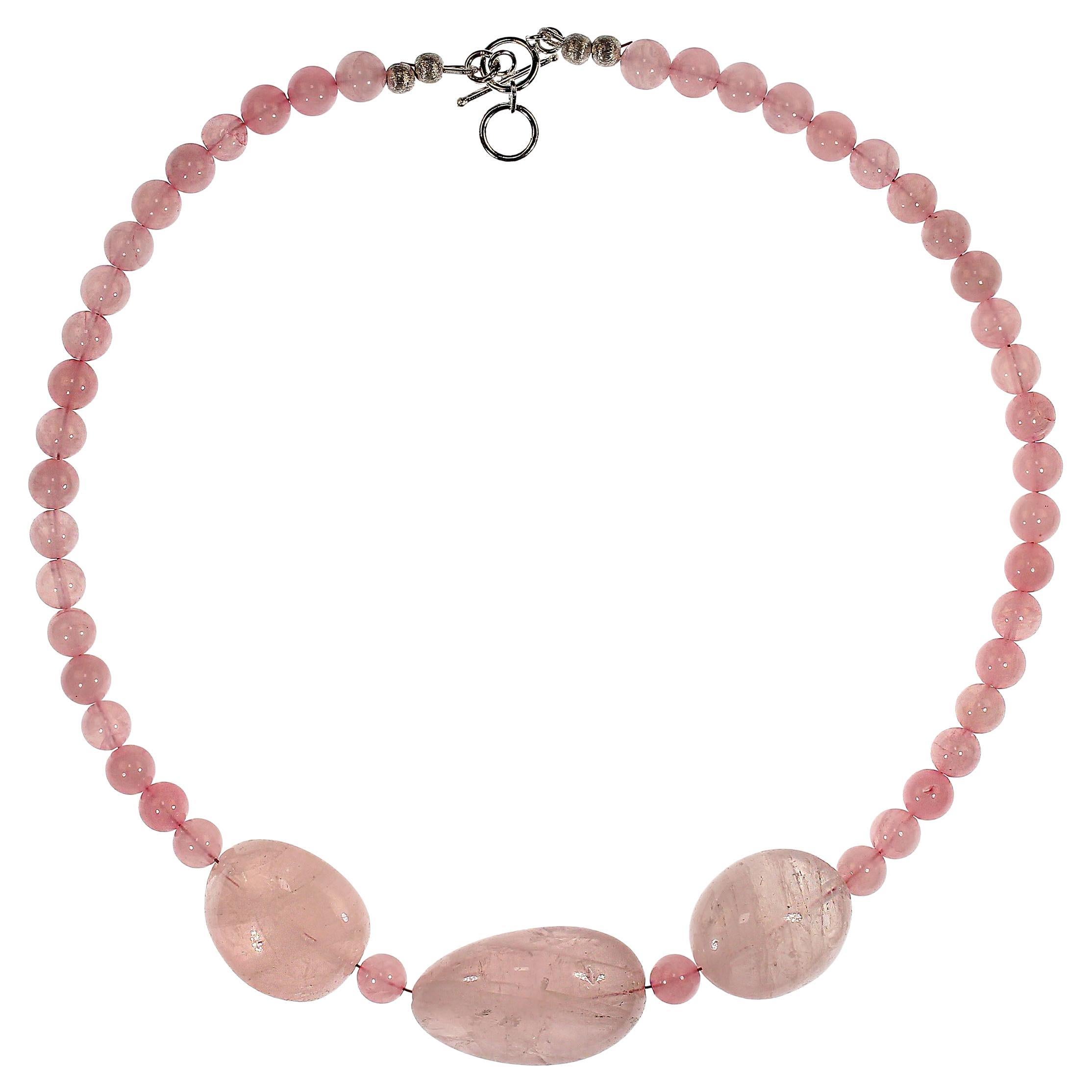 Collana di quarzo rosa
Questa splendida collana di quarzo rosa da 20 pollici è un vero e proprio pezzo forte, progettato per portare eleganza e significato alla tua collezione di gioielli. Presenta tre grandi gemme di quarzo rosa a forma libera,