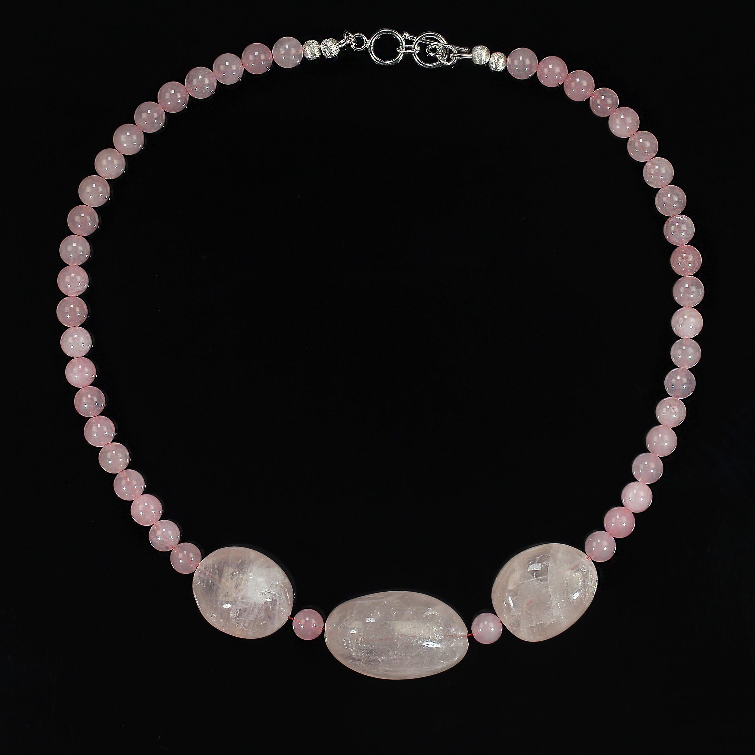 Artigiano AJD Collana di quarzo rosa da 20 pollici con tre splendide gemme di grandi dimensioni a forma libera in vendita