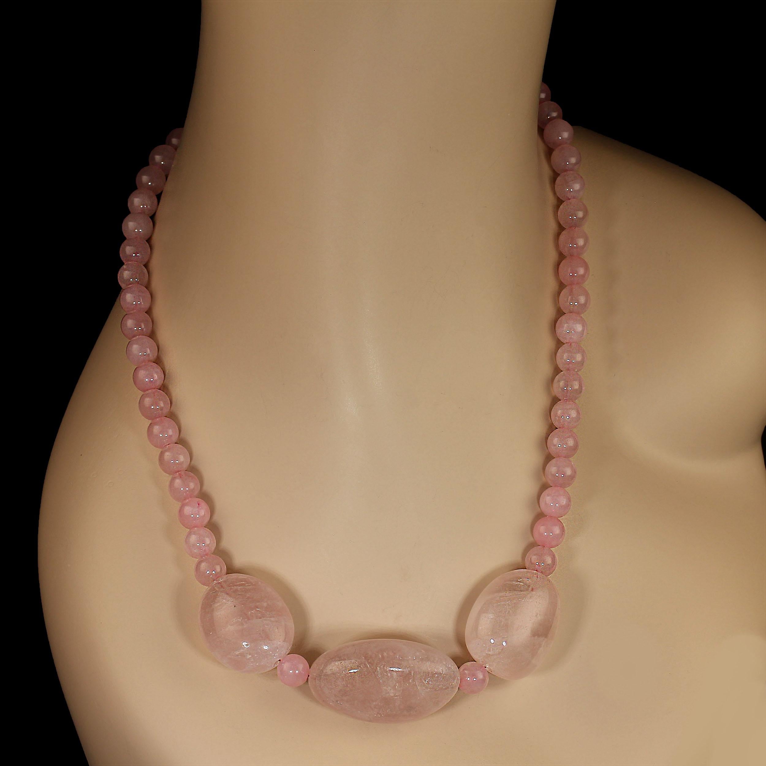 AJD Collana di quarzo rosa da 20 pollici con tre splendide gemme di grandi dimensioni a forma libera In condizioni Nuovo in vendita a Raleigh, NC