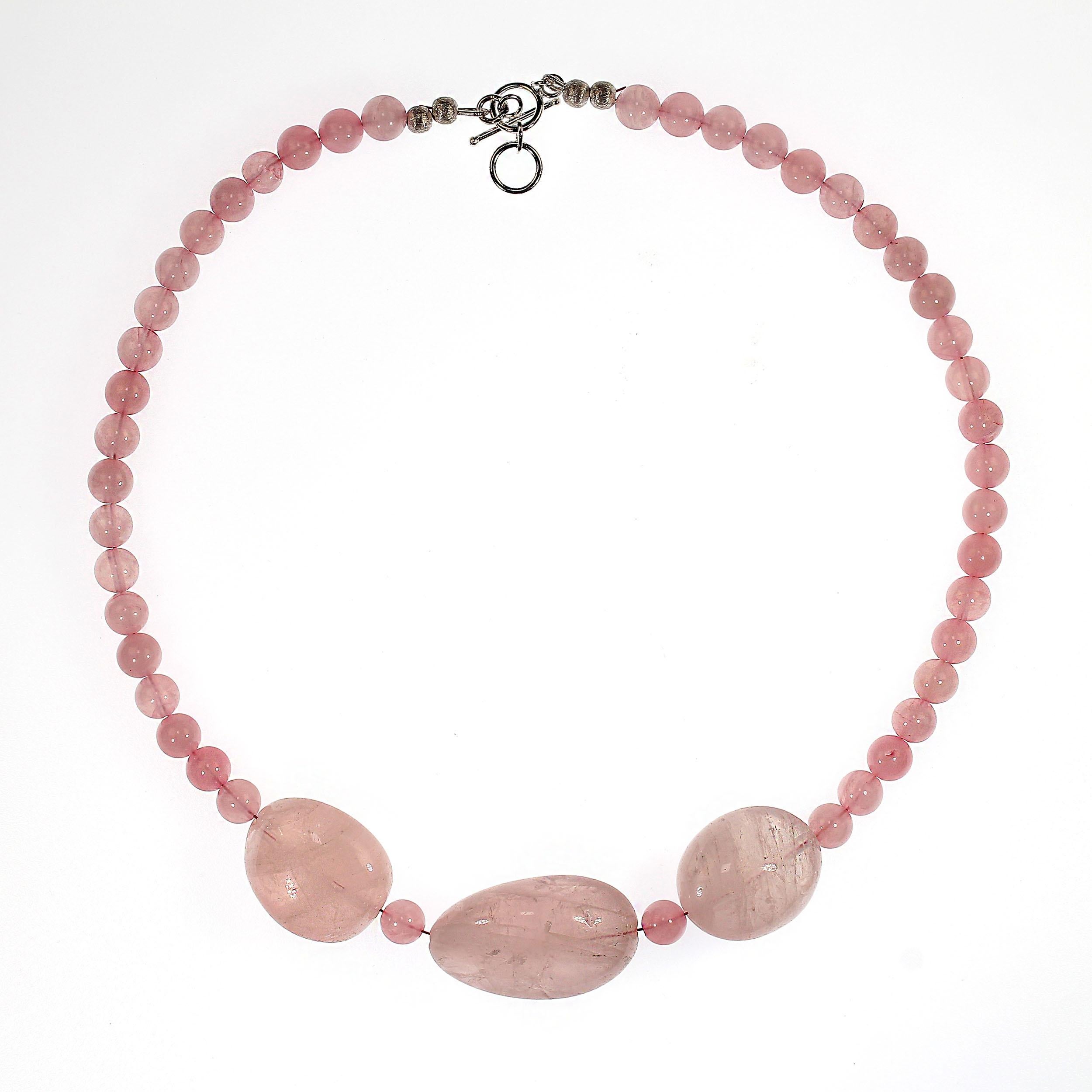 AJD Collana di quarzo rosa da 20 pollici con tre splendide gemme di grandi dimensioni a forma libera in vendita 1