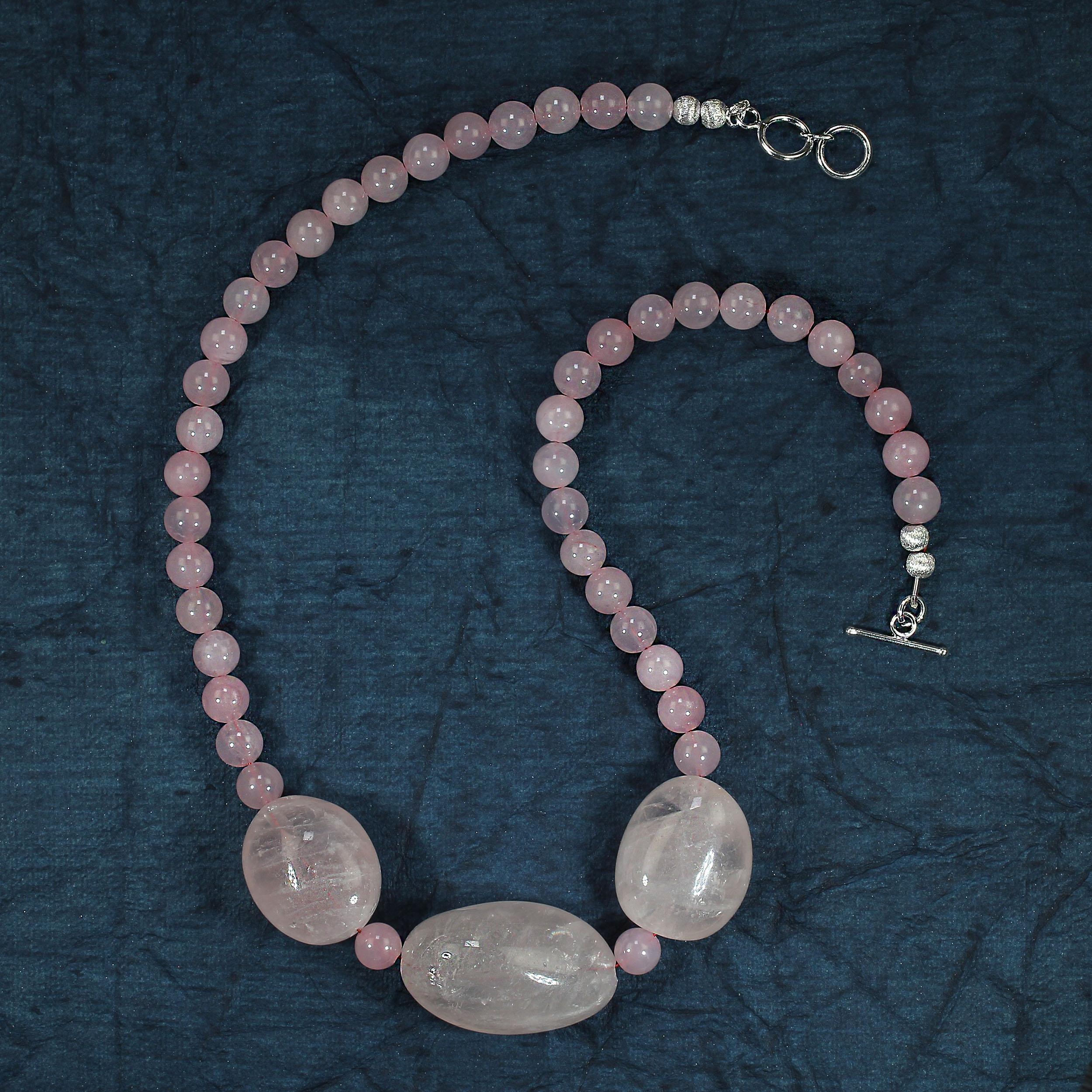 AJD Collana di quarzo rosa da 20 pollici con tre splendide gemme di grandi dimensioni a forma libera in vendita 2