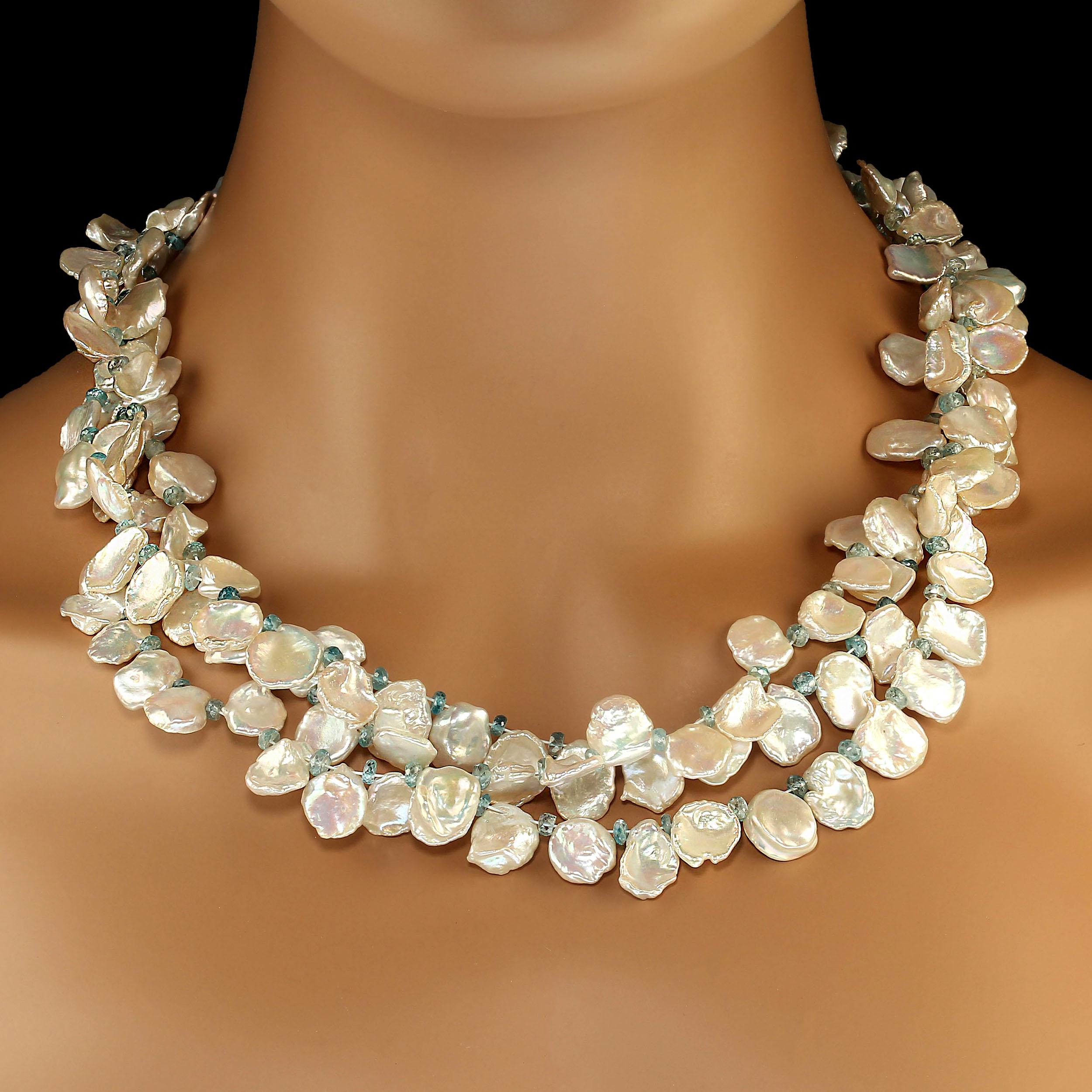 Eleganter dreifacher Strang aus weißen Keshi-Perlen, akzentuiert mit funkelnden blauen Zirkonen.  Diese einzigartige Halskette ist 20 Zoll lang.  Diese schönen rundlichen Keshi-Perlen leuchten und blinken rosa und blau. Die Kette wird mit einem