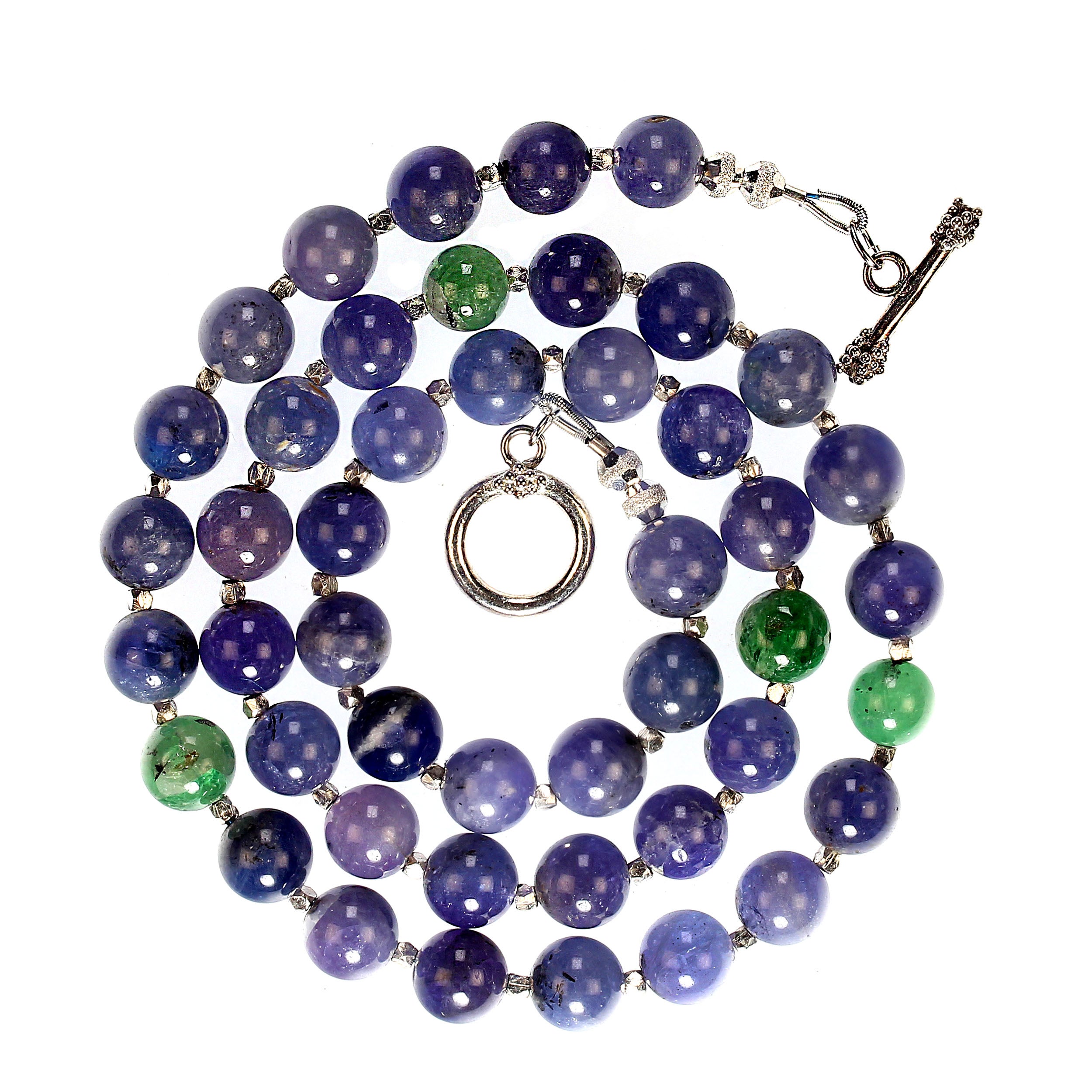 Eleva la tua collezione di gioielli con questa splendida collana di 20 pollici con gemme uniche e traslucide di tanzanite in accattivanti tonalità di viola, blu e verde. Ogni perlina di tanzanite, che misura 8 mm, è liscia e lucidissima, per mettere