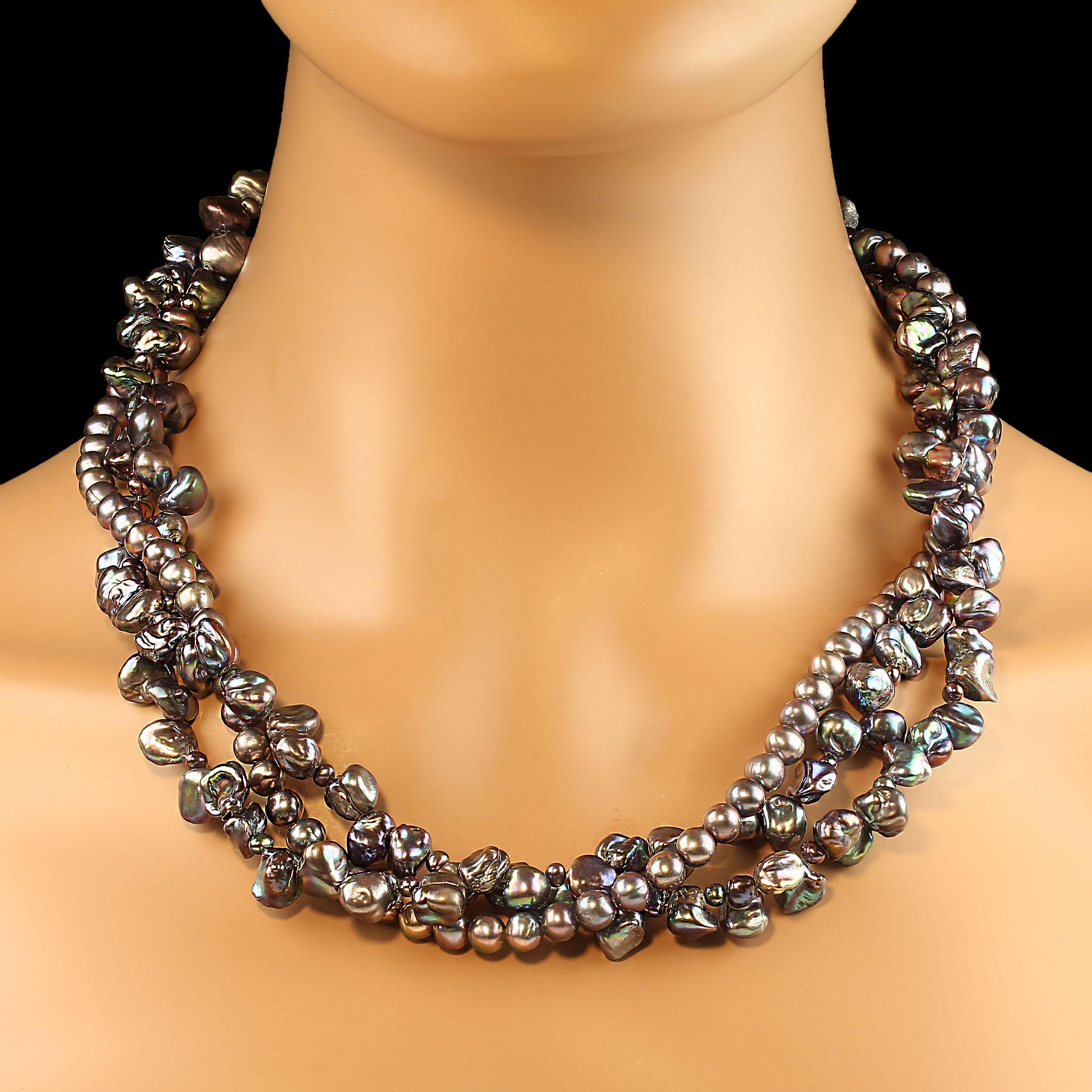 Artisan AJD Collier de perles de paon iridescentes à trois rangs de 21 pouces en vente