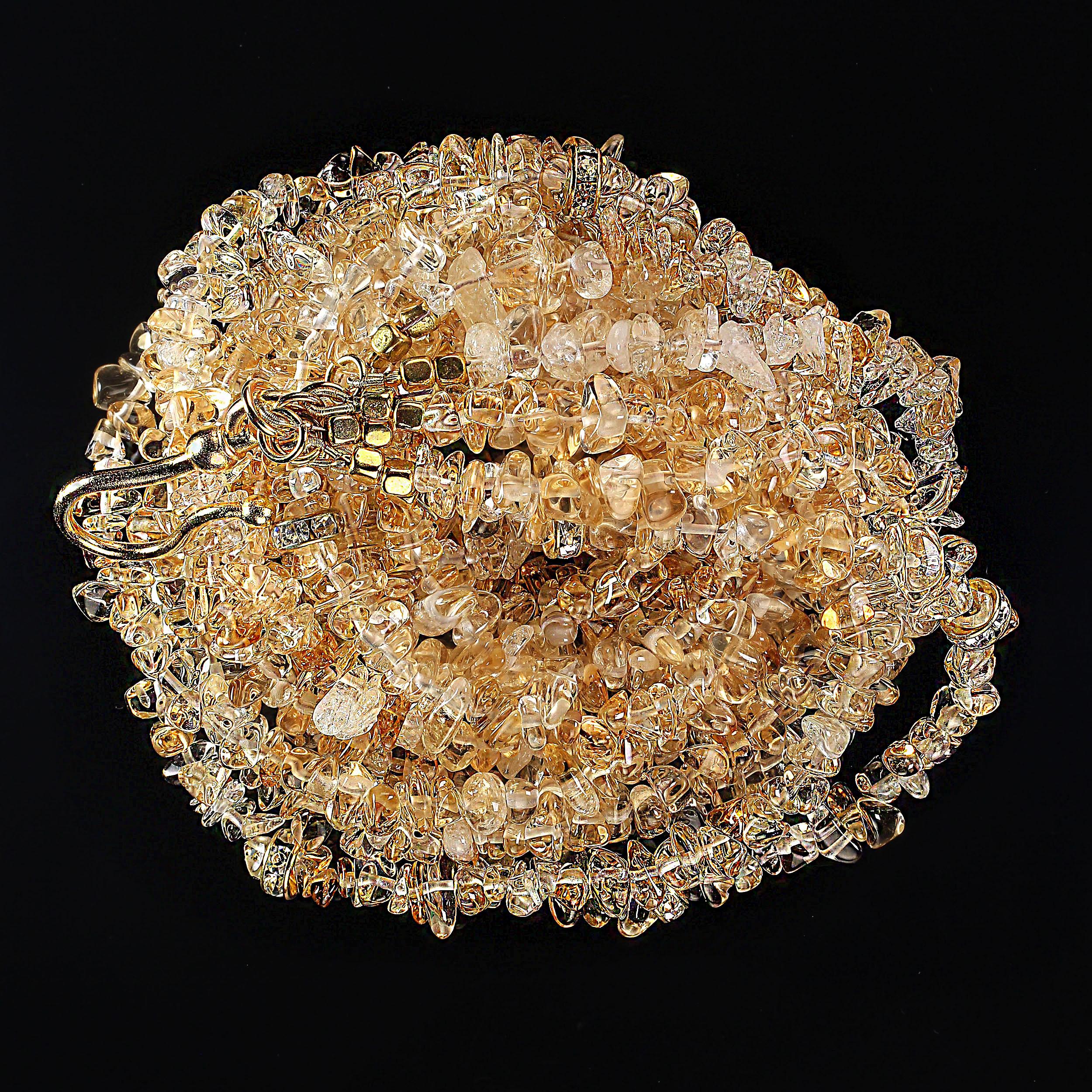 Glitzernde 21-Zoll-Halskette mit Citrin-Chips in mehreren Strängen.  Diese wunderschöne funkelnde Halskette besteht aus sechs Strängen mit hochglanzpolierten Citrin-Chips.  Der einfach zu bedienende große goldene Haken- und Ösenverschluss ist nicht