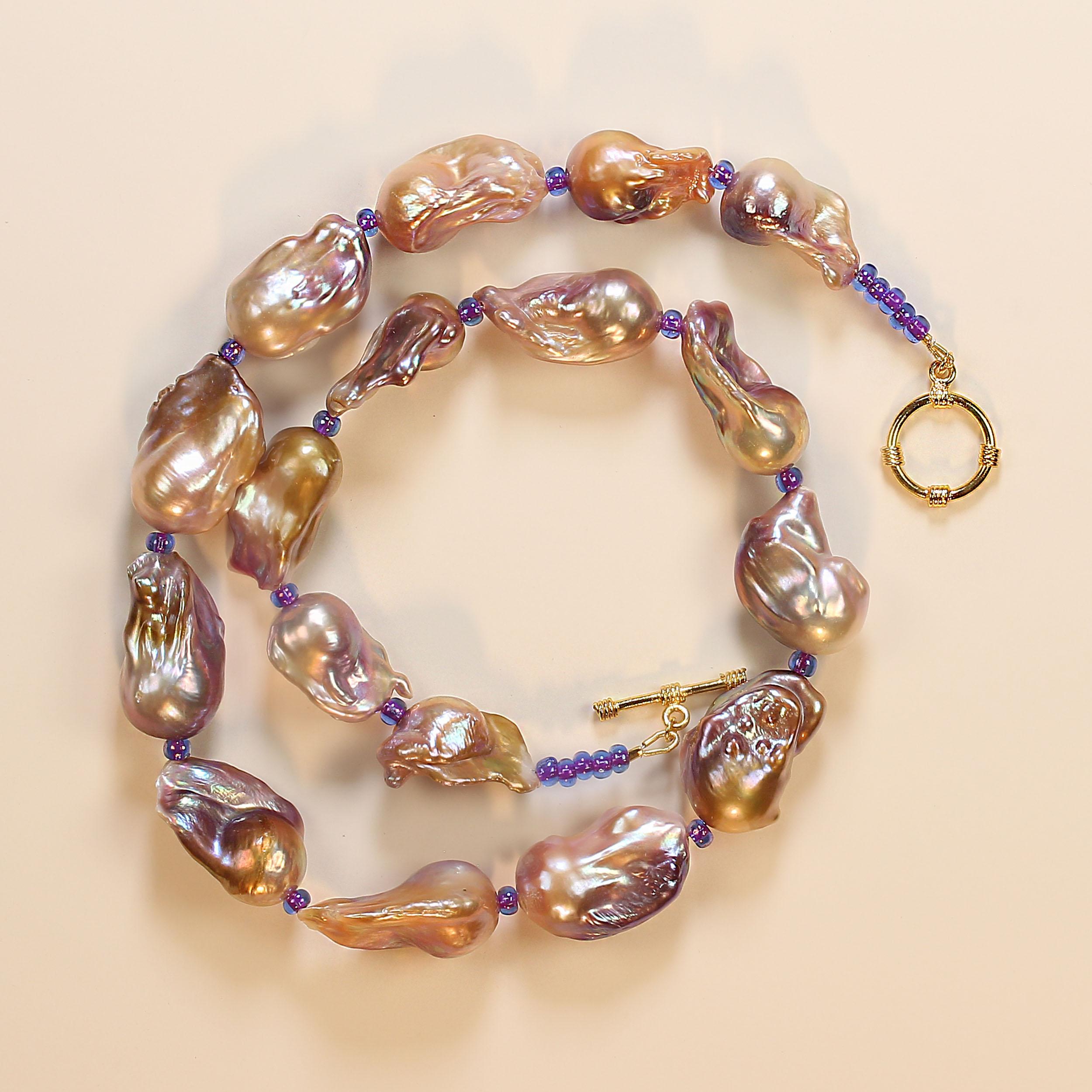 Natürliche Farbe Barock Perlenkette
Eine atemberaubende und elegante Halskette mit schimmernden Barockperlen in natürlichen Violett- und Goldtönen, ergänzt durch exquisite tschechische Perlen und einen vergoldeten Knebelverschluss für einfaches