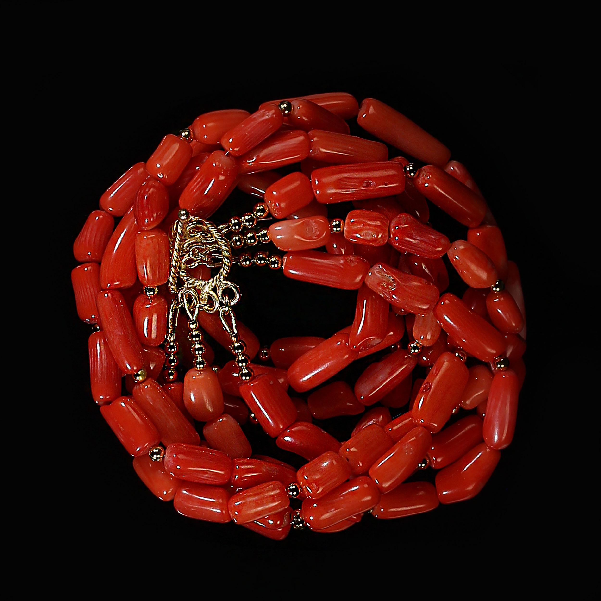 Questa vibrante collana a tubo di corallo a tre fili è un pezzo audace e bellissimo, progettato per portare calore ed energia a qualsiasi abbigliamento. Misura 21 pollici di lunghezza e presenta eleganti perle tubolari di corallo lucido in una