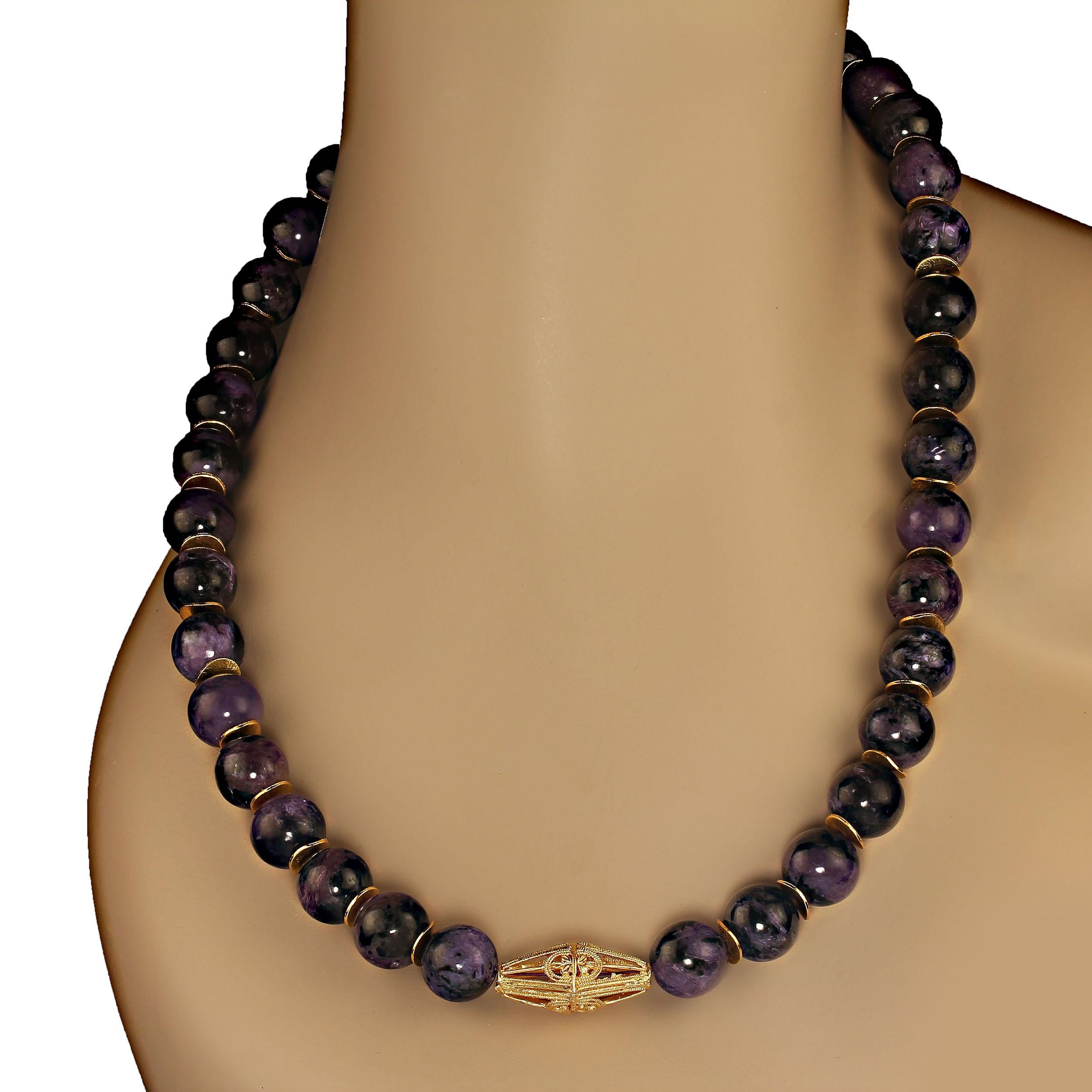 Halskette, AJD 22 Zoll leuchtender Charoit mit goldfarbenen Akzenten     Tolles Geschenk! (Perle) im Angebot