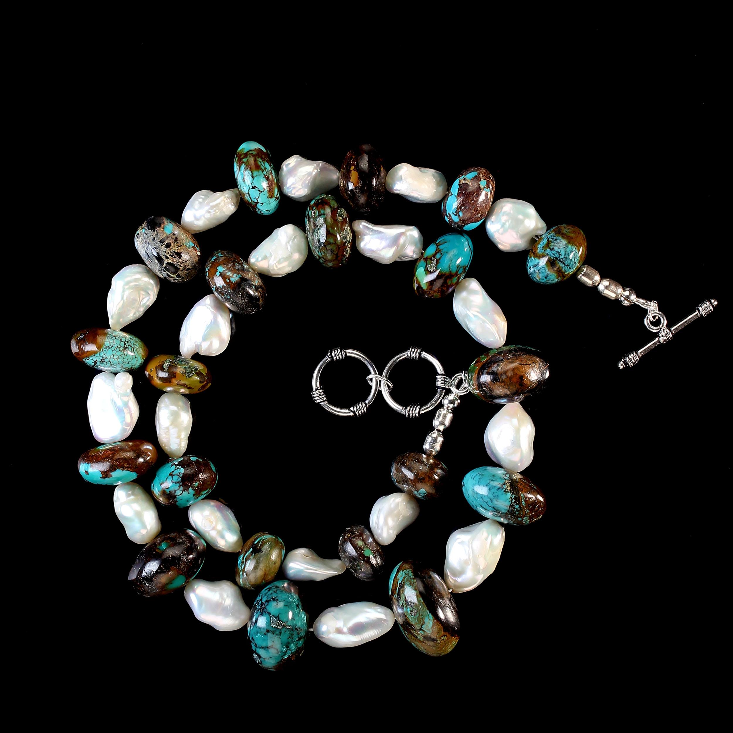 Artisan AJD Collier Hubei 22 pouces avec turquoise mélangée à perles d'eau douce blanches en vente