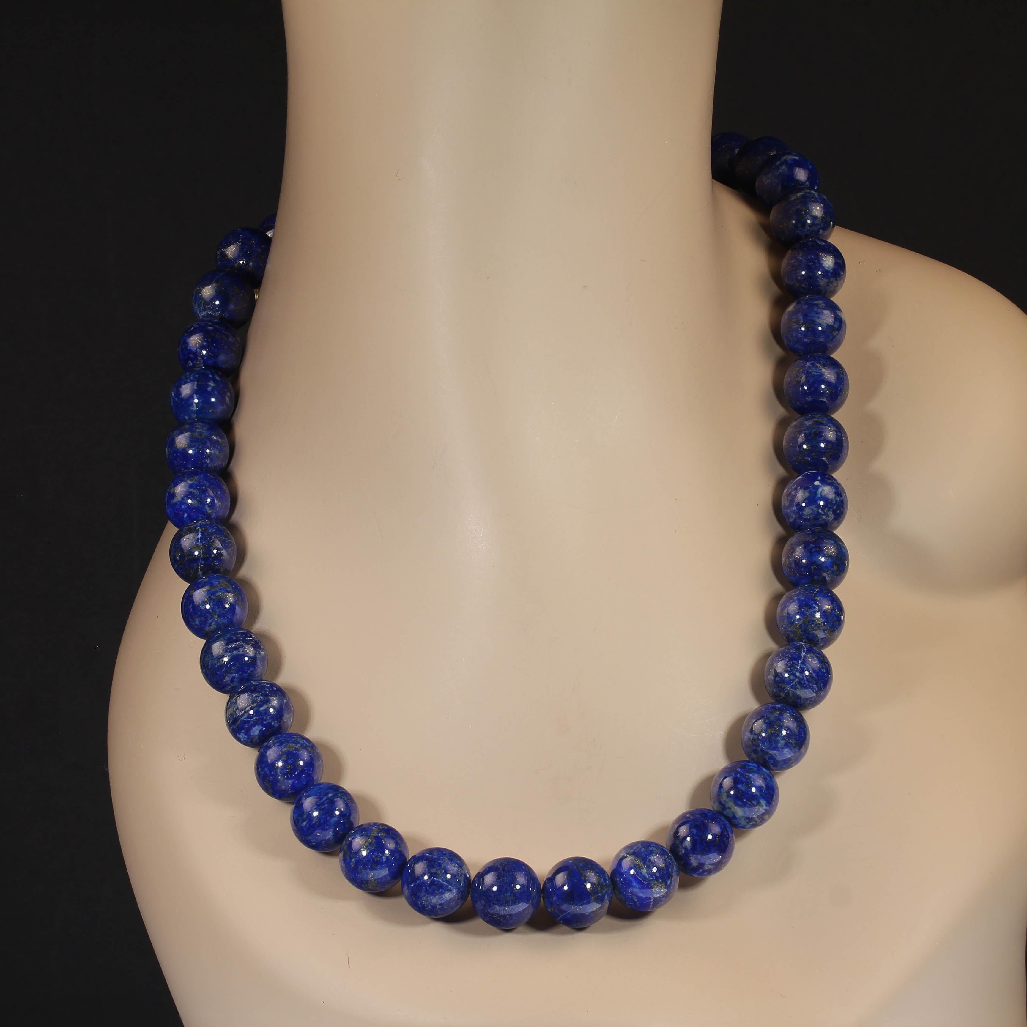 23-Zoll-Lapis-Lazuli-Halskette mit Symbolcharakter

Diese 23-Zoll-Halskette ist ein atemberaubender Ausdruck zeitloser Eleganz mit ikonischen 14 mm großen, glatten, runden Lapislazuli-Perlen. Jede Perle zeigt den tiefen, königsblauen Farbton, der
