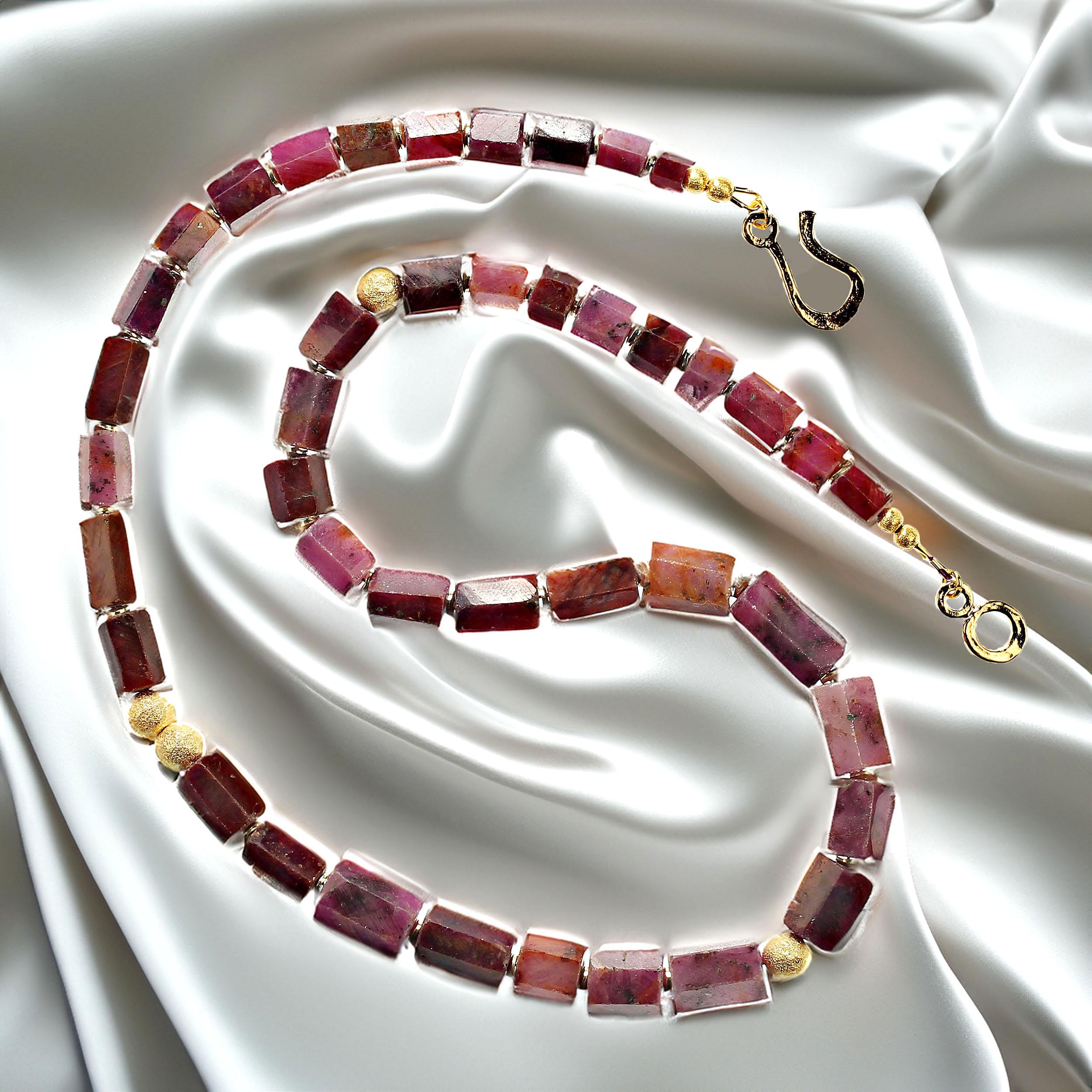 Des cubes gradués de rubis naturel opaque avec des accents dorés dans un collier unique de 23 pouces terminé par un fermoir à crochet en vermeil 14K. MN2337