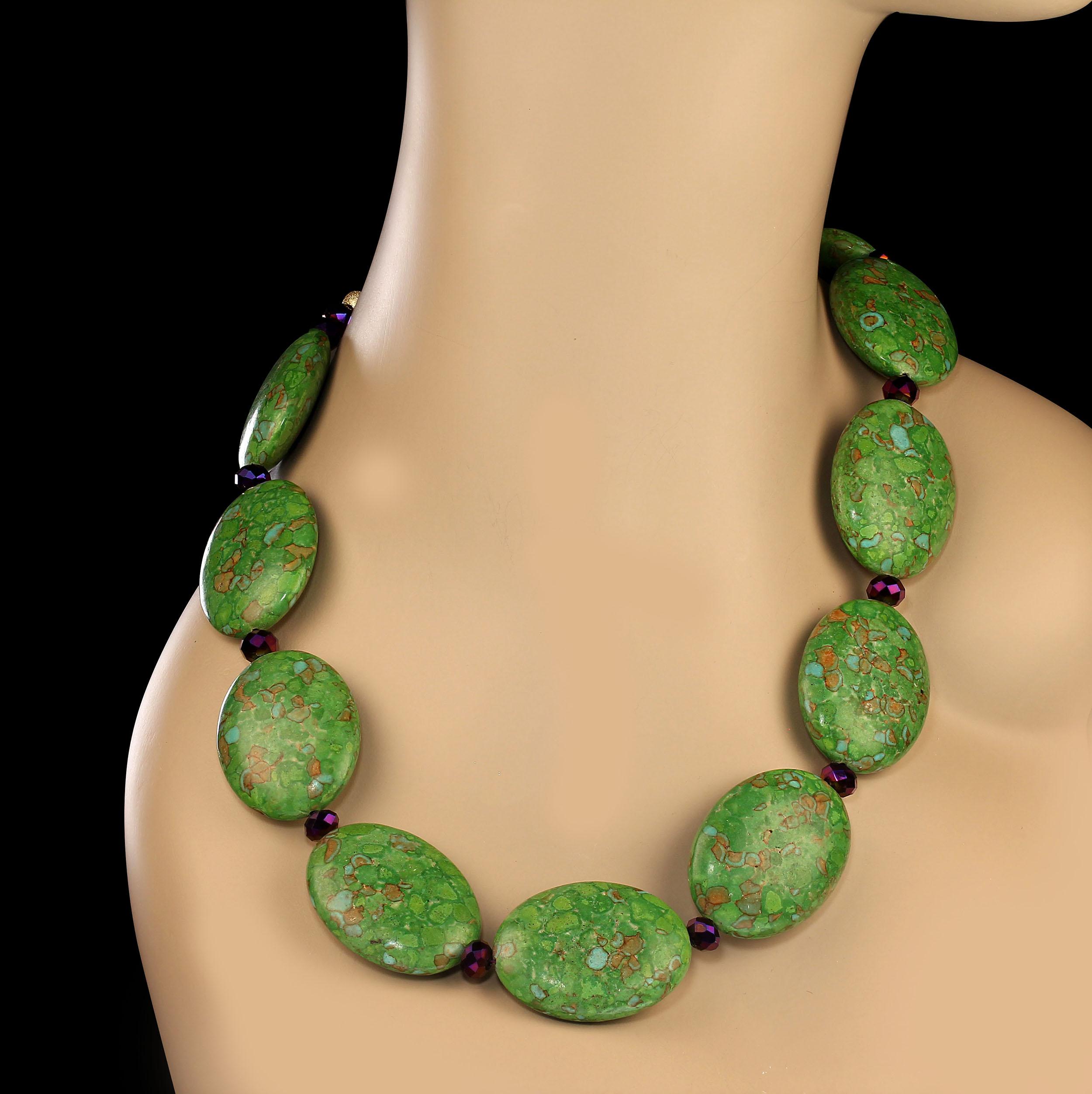 Artigiano AJD Collana di compresse ovali di magnesite verde lime da 23 pollici con accenti di ametista in vendita