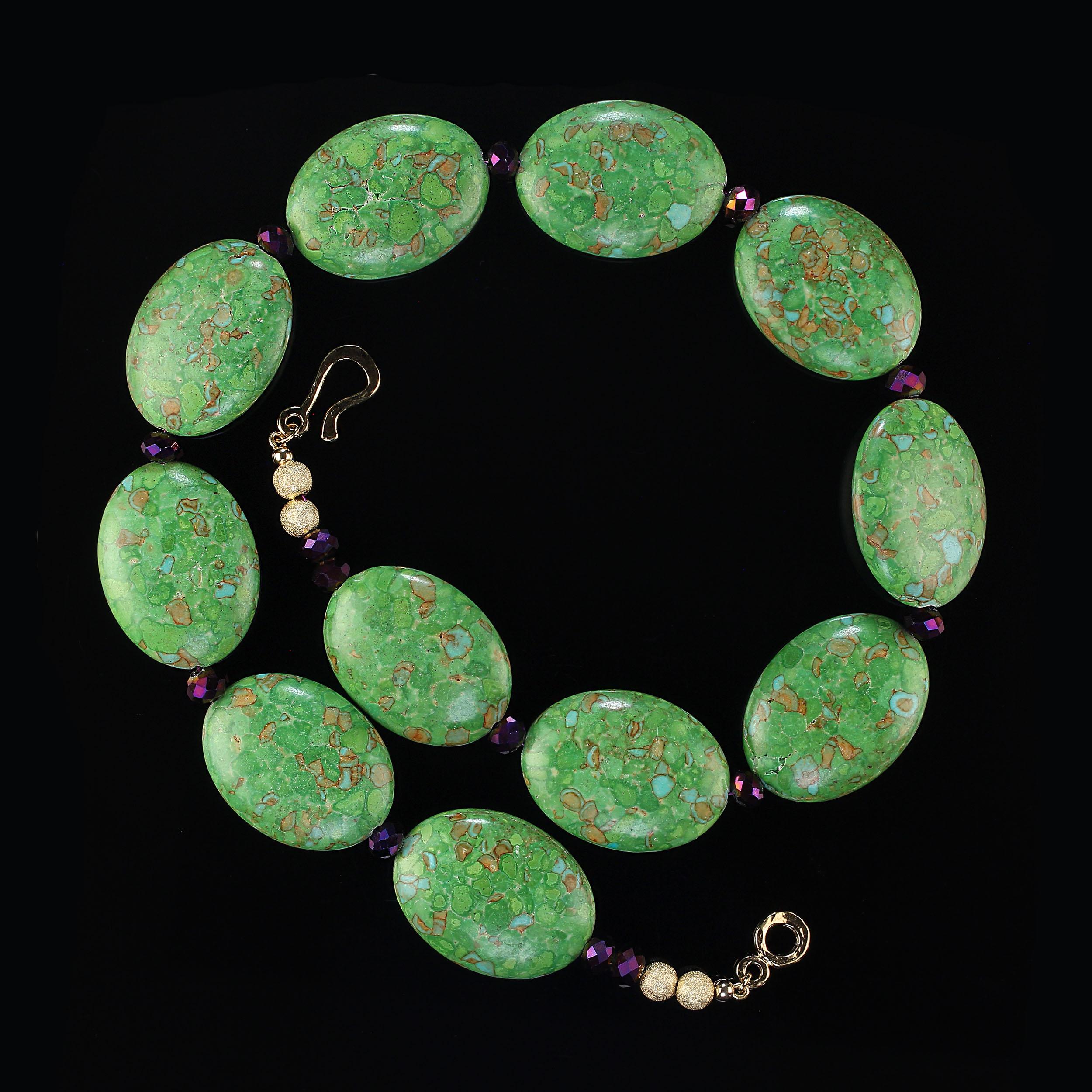Taglio ovale AJD Collana di compresse ovali di magnesite verde lime da 23 pollici con accenti di ametista in vendita