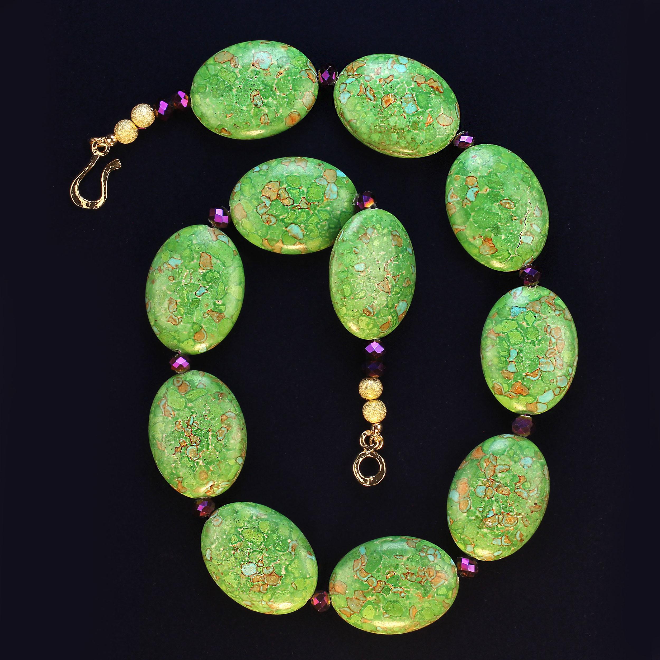 AJD Collana di compresse ovali di magnesite verde lime da 23 pollici con accenti di ametista in vendita 2
