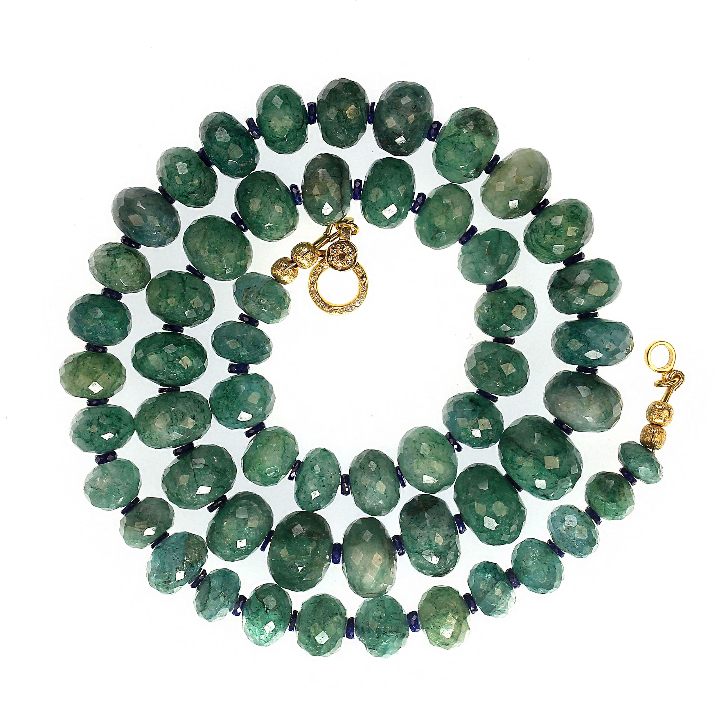 Arricchisci la tua collezione di gioielli con questa splendida collana di 23 pollici con rondelle di smeraldo graduate e lucidissime. Queste bellissime pietre di smeraldo sono completate da lussuosi accenti di rame placcati in oro 22K e il pezzo è
