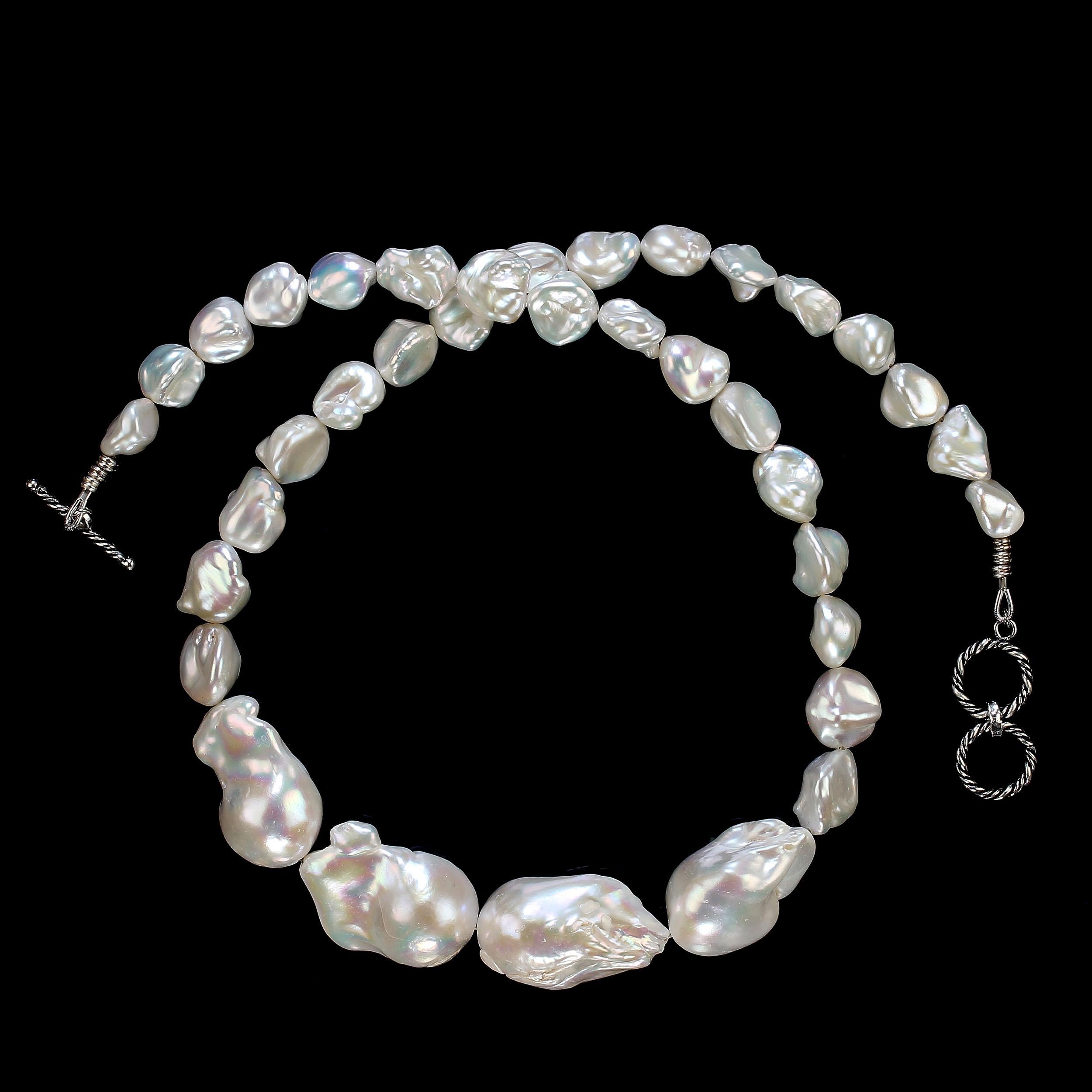 Collier de perles d'eau douce blanches de Chine, 12 x12mm, avec quatre grandes perles baroques blanches d'environ 28-30mm à l'avant du collier.  Toutes ces magnifiques perles sont irisées.  Ce collier de 23 pouces est fixé à l'aide d'un fermoir à