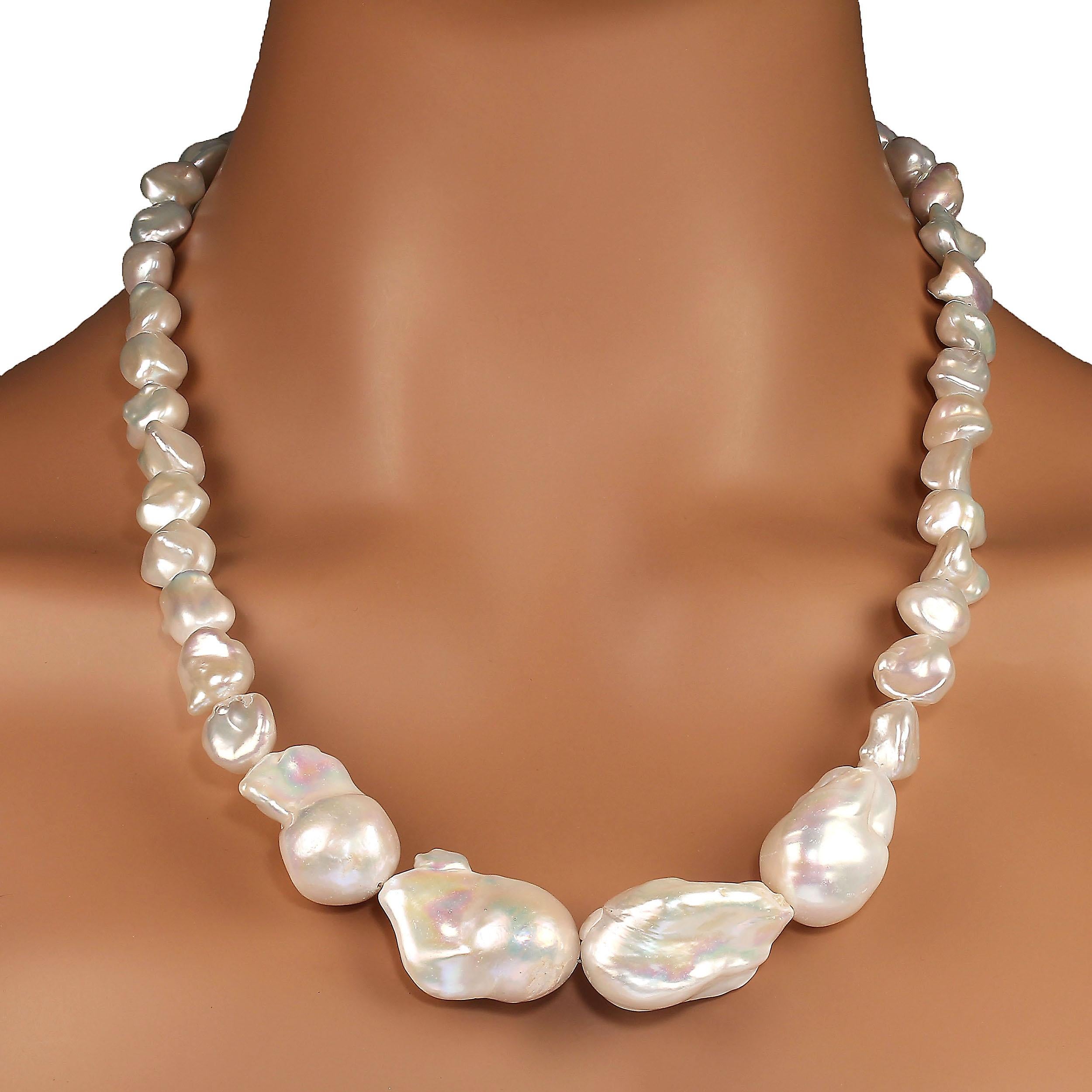 Collana di perle bianche AJD da 23 pollici con quattro perle focali anteriori. in vendita 1