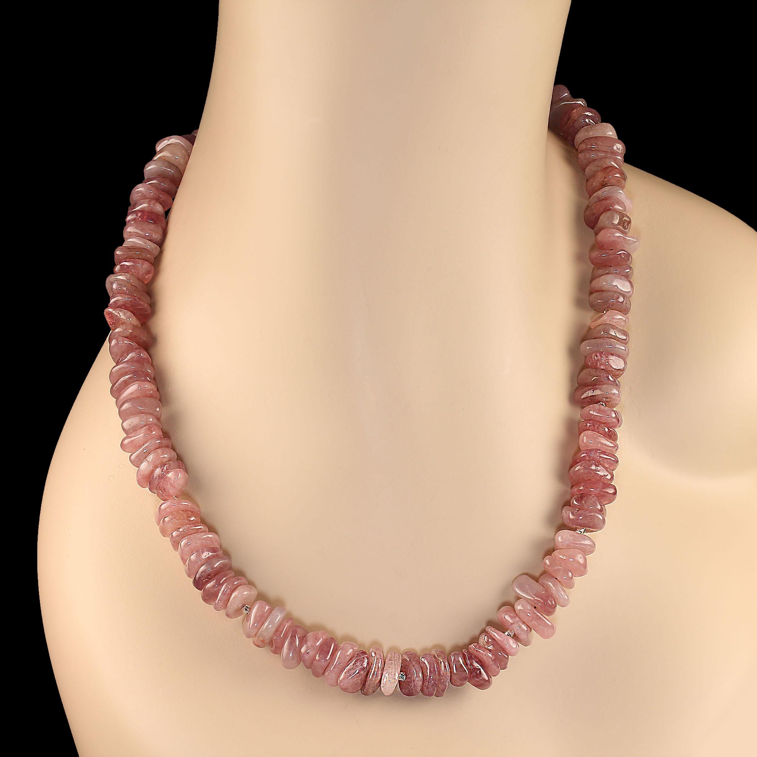 Artigiano Collana Ajd di 24 pollici con quarzo rosa malva del Madagascar e accenti in argento in vendita
