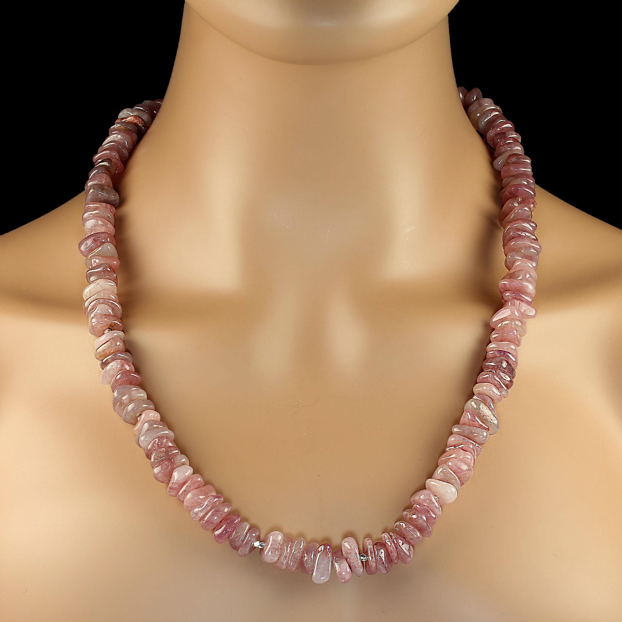 Perlina Collana Ajd di 24 pollici con quarzo rosa malva del Madagascar e accenti in argento in vendita