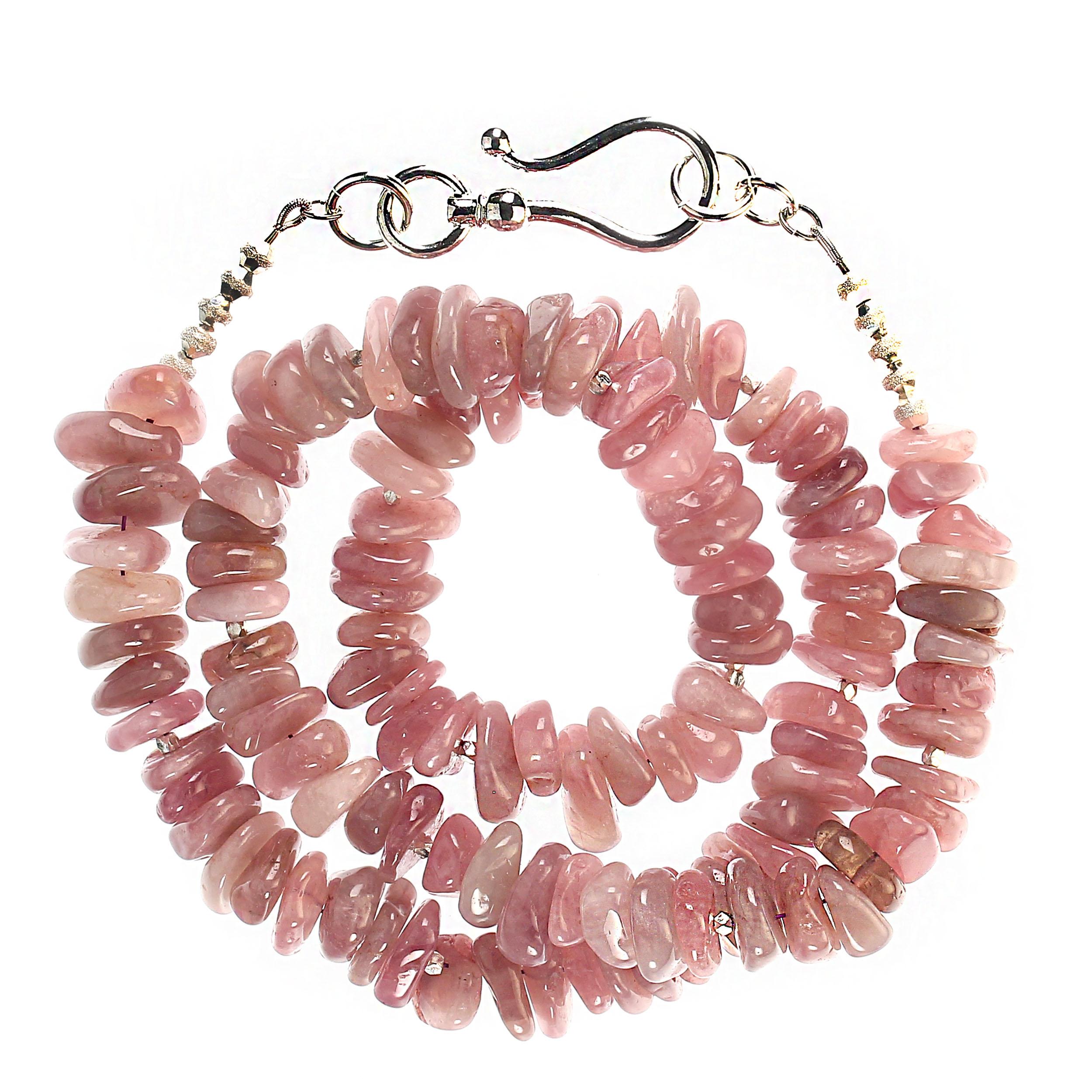 Collana Ajd di 24 pollici con quarzo rosa malva del Madagascar e accenti in argento In condizioni Nuovo in vendita a Raleigh, NC