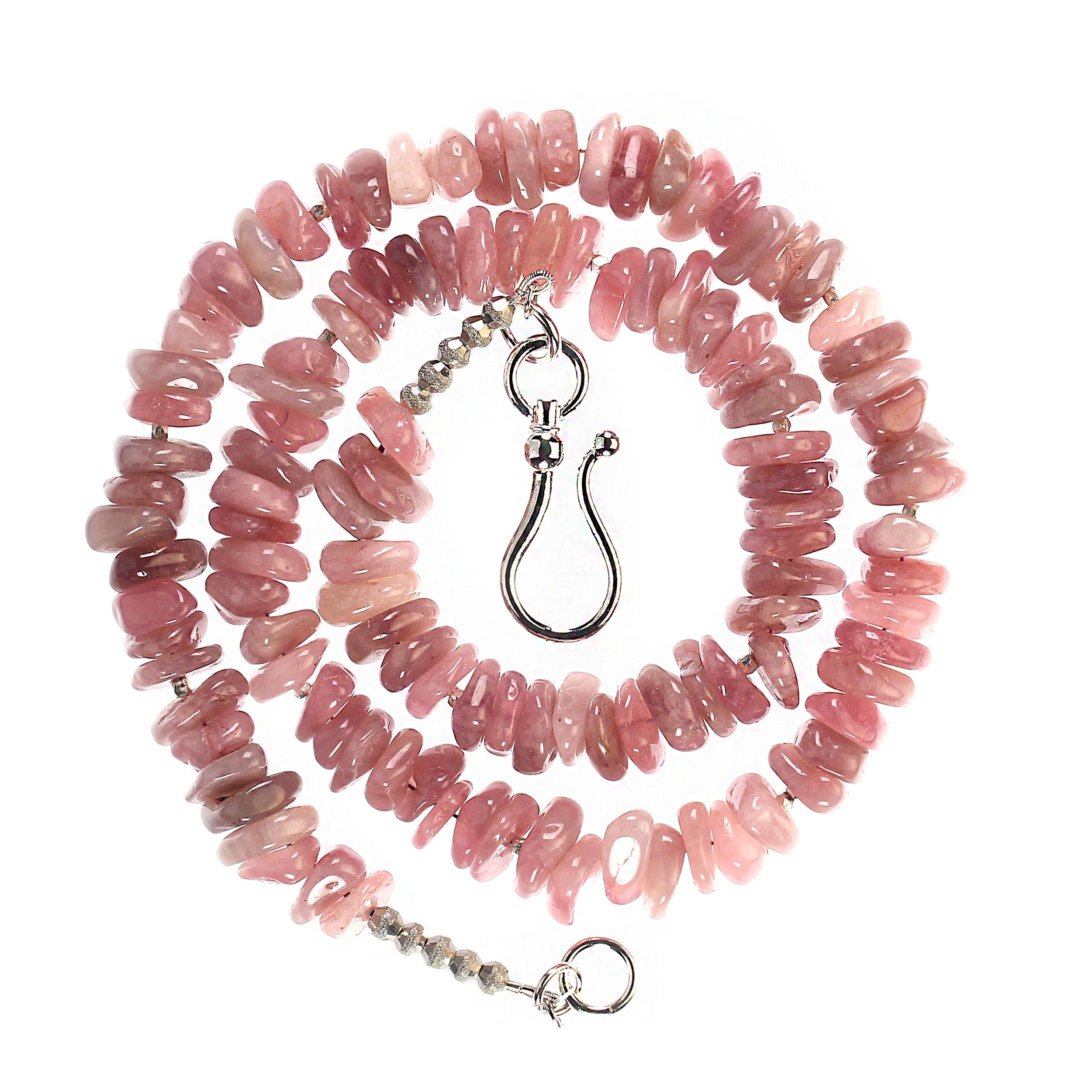 da uomo o donna Collana Ajd di 24 pollici con quarzo rosa malva del Madagascar e accenti in argento in vendita