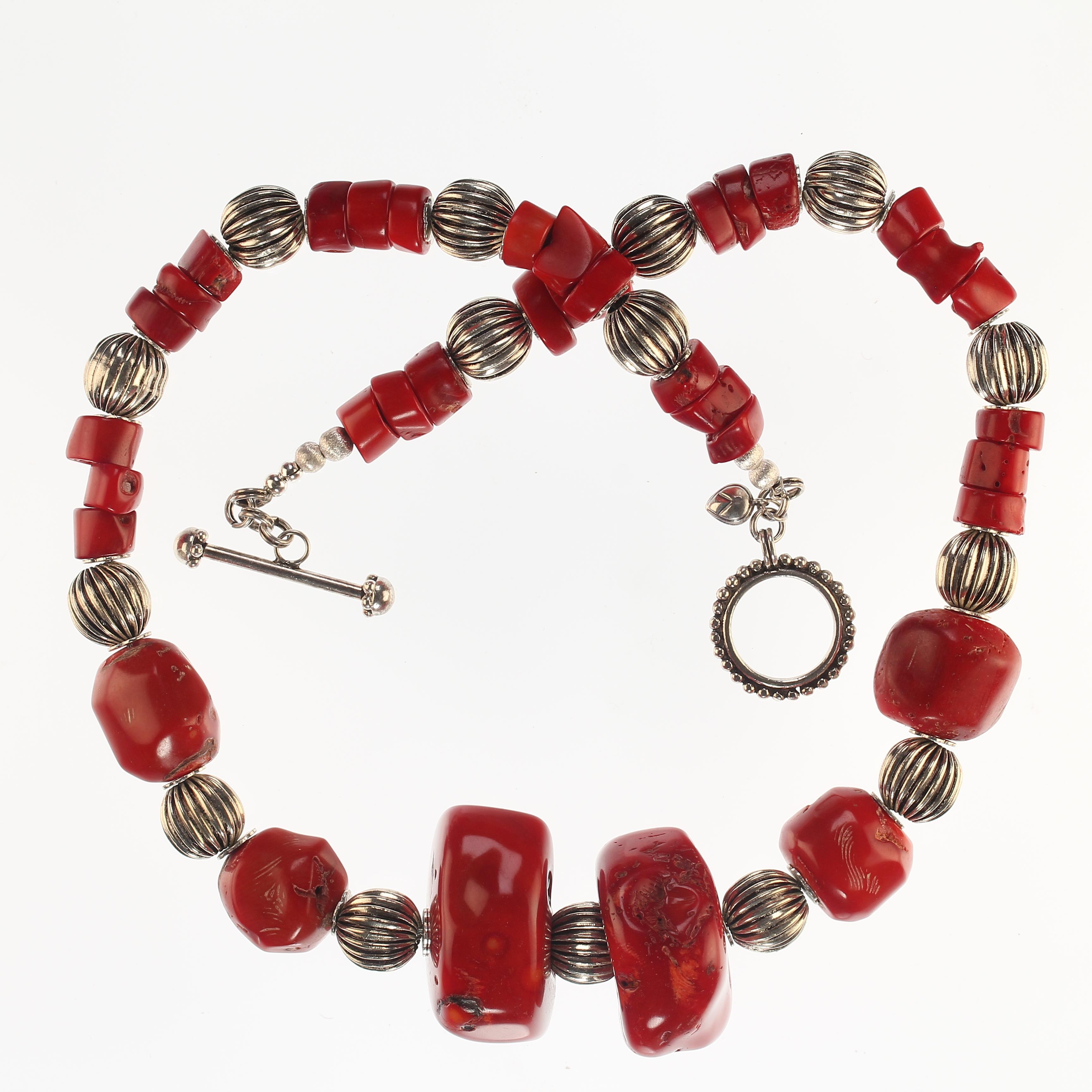 Perle AJD, collier d'affirmation en corail de bambou rouge riche de 24 pouces avec accents cannelés en vente