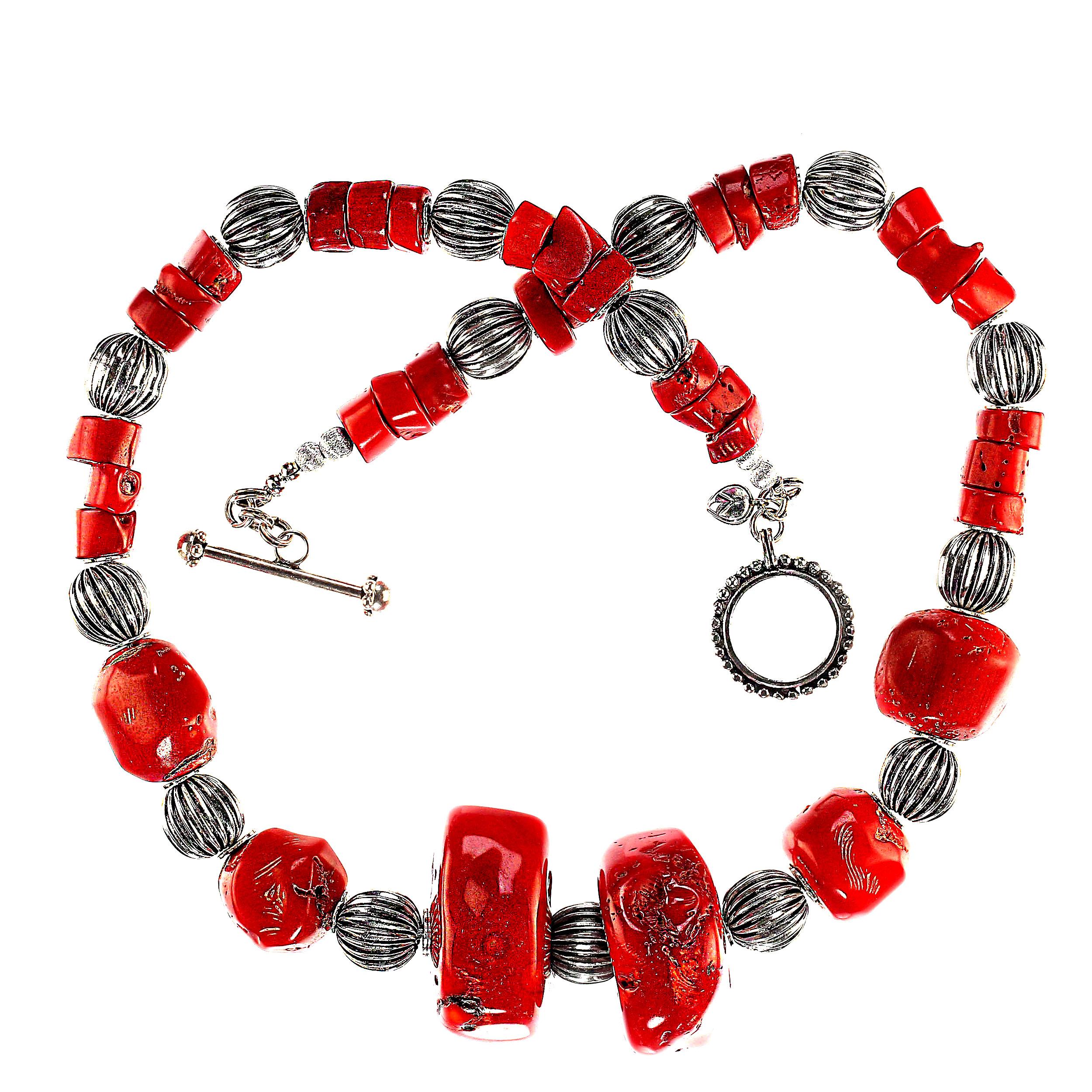 Statement-Halskette, AJD 24 Zoll, reichhaltig roter Bambuskoralle, Statement-Halskette mit silber geriffelten Akzenten (Perle) im Angebot