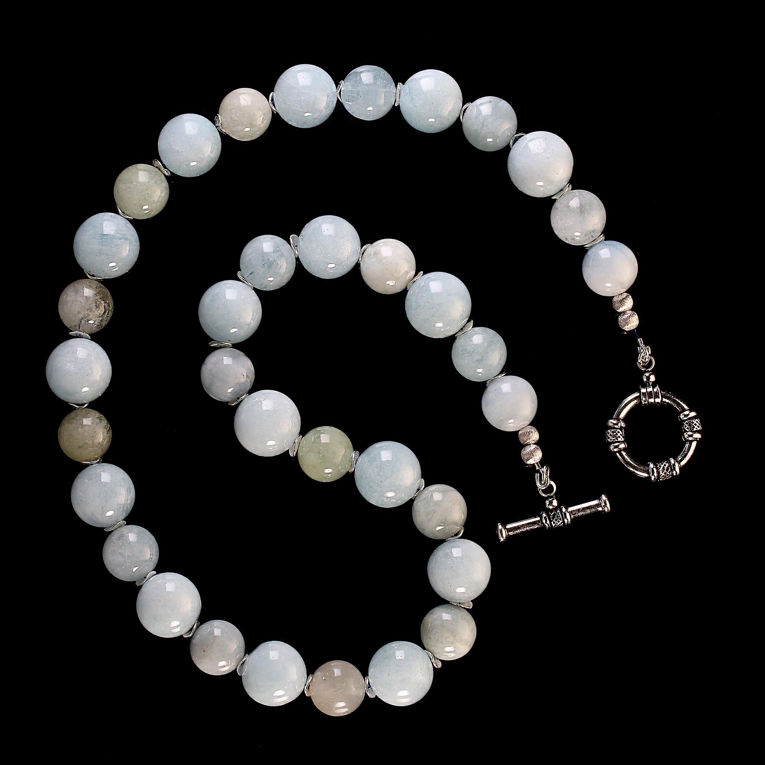 AJD 25 In prächtiger März Geburtsstein Aquamarin leuchtende durchscheinende transluzente Halskette  (Perle) im Angebot