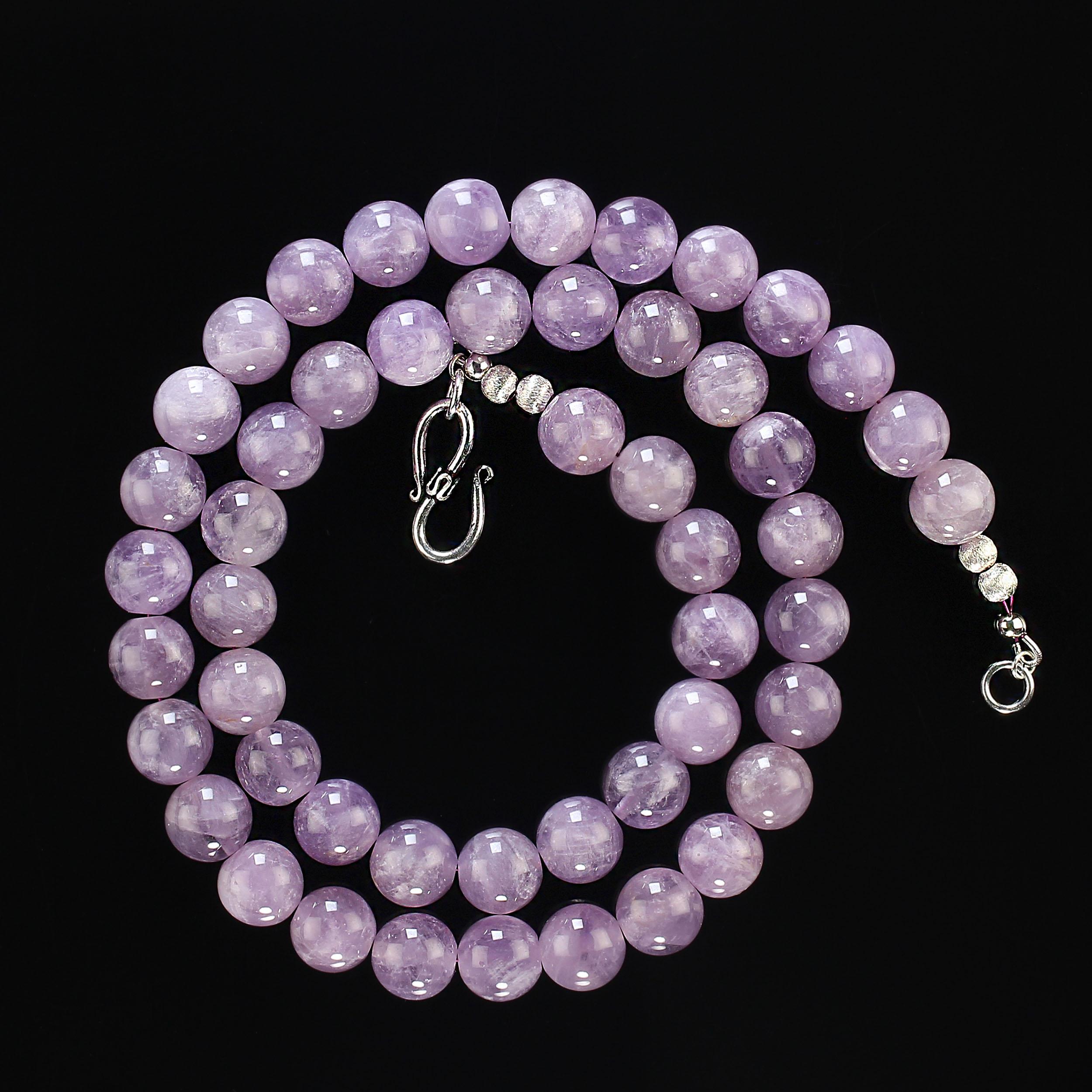 AJD 25 Zoll leuchtende lila Amethyst-Halskette mit Amethyst  Februar-Geburtsstein! (Perle) im Angebot