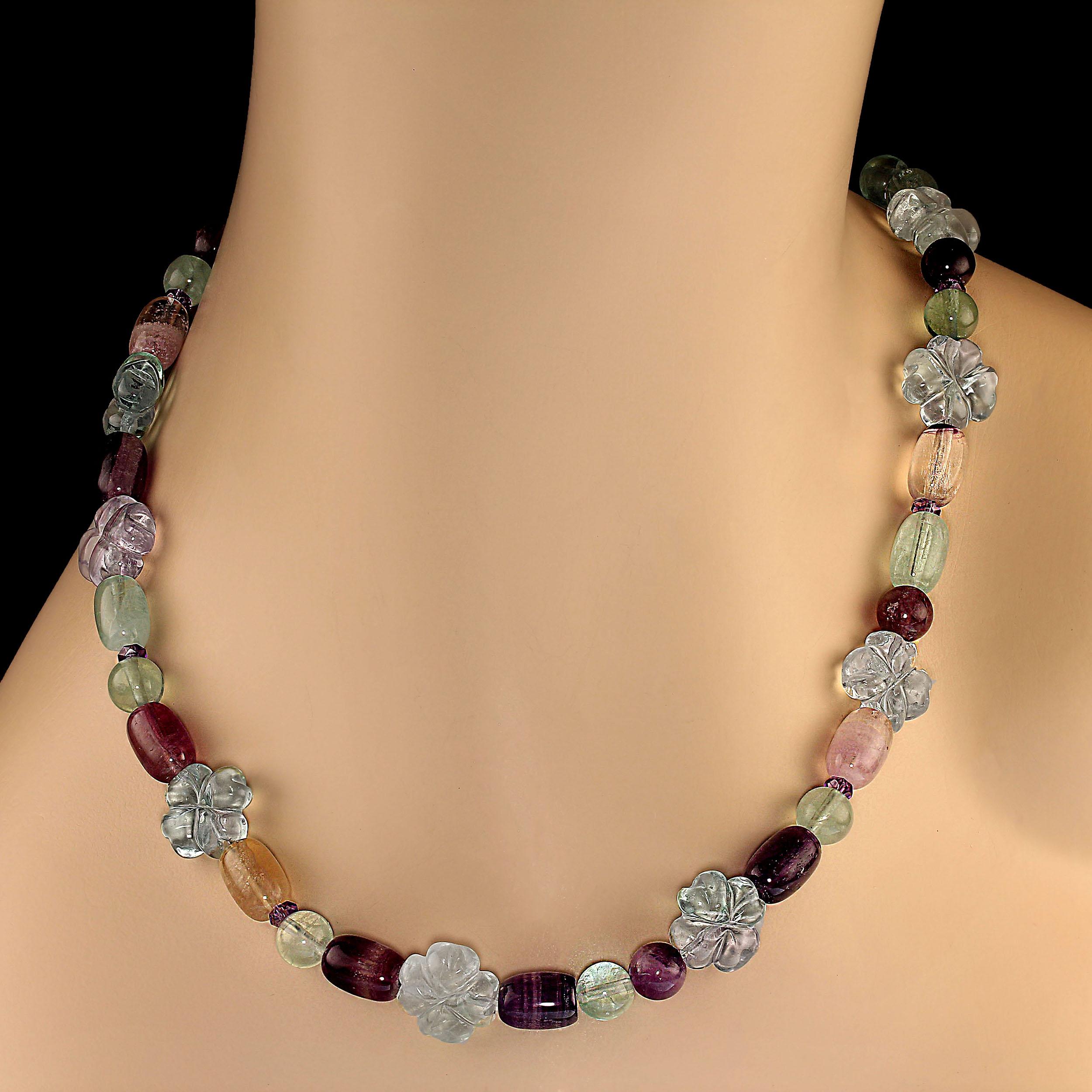 25-Zoll fabelhafte Fluorit-Halskette großartig für den Frühling.  Diese Halskette besteht aus grünem, violettem, goldenem, rosafarbenem und lilafarbenem Fluorit in verschiedenen Formen, darunter Blumen, Tonnen und runde Formen.  Wir haben funkelnde