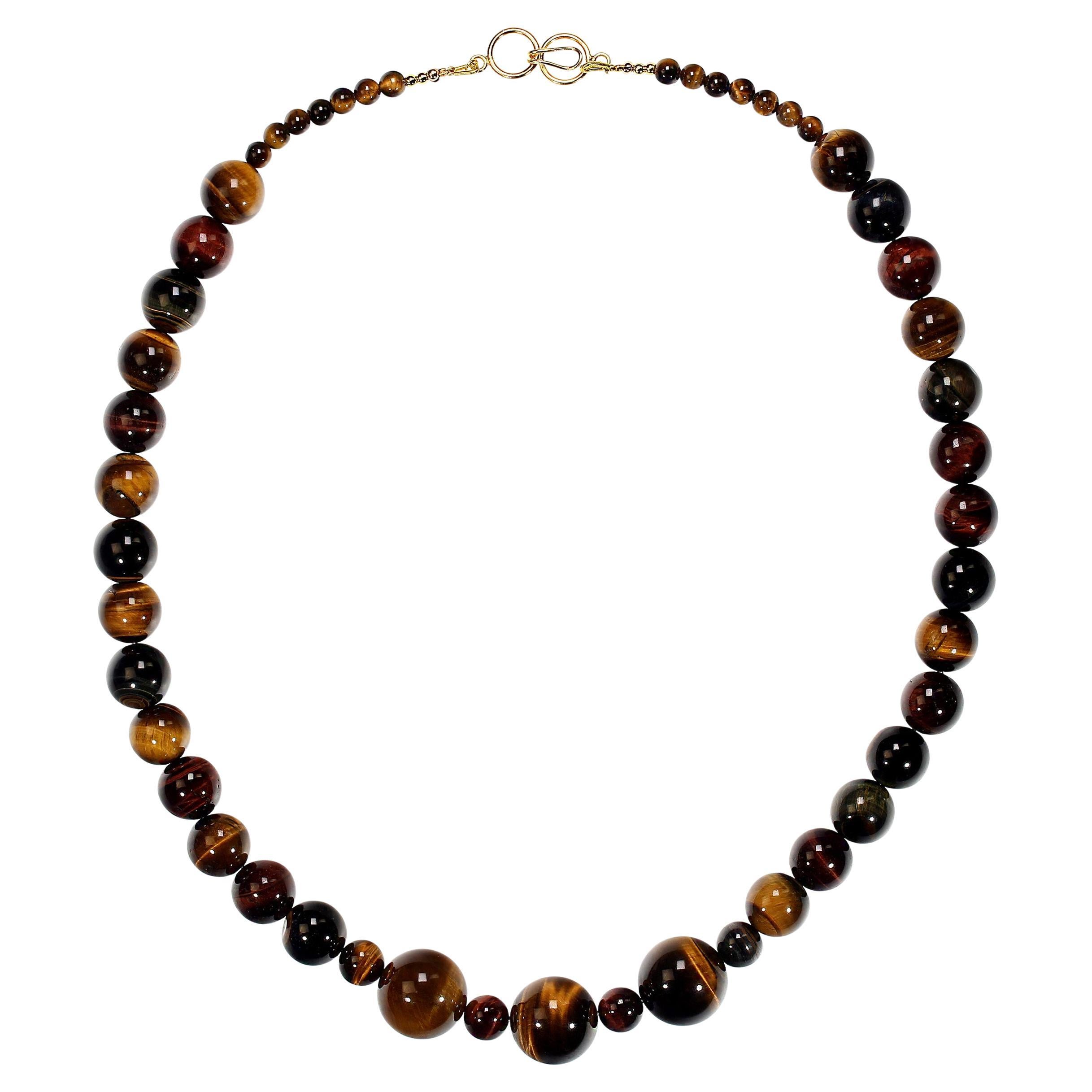 Eleva il tuo gioco di accessori con questa splendida collana di Occhio di Tigre multicolore da 25 pollici, progettata per catturare i toni caldi e terrosi dell'autunno. Il cuore di questo gioiello è costituito da tre perle focali di occhio di tigre