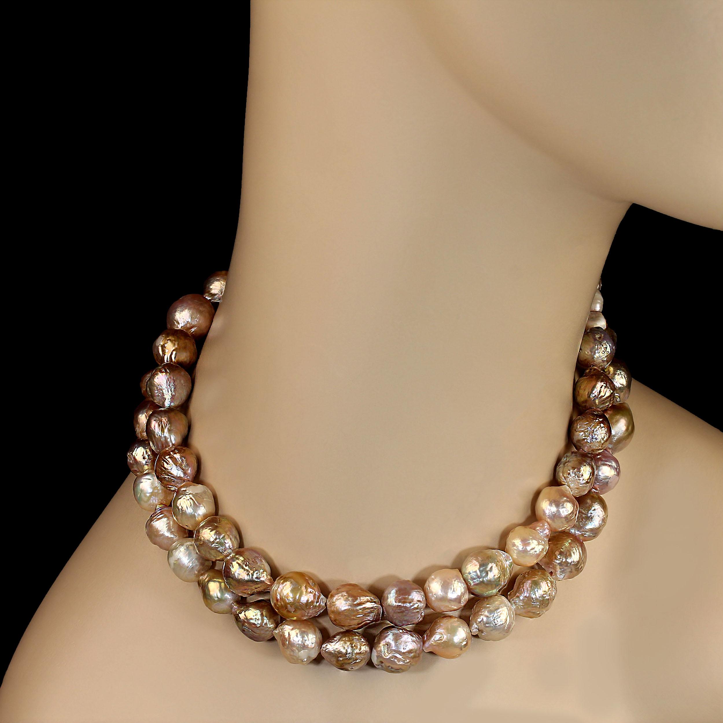  Élevez votre collection de bijoux avec cet exquis collier de perles baroques de 30 pouces, une symphonie captivante de couleurs irisées et d'élégance intemporelle. La taille de chaque perle est légèrement graduée, mettant en valeur la beauté