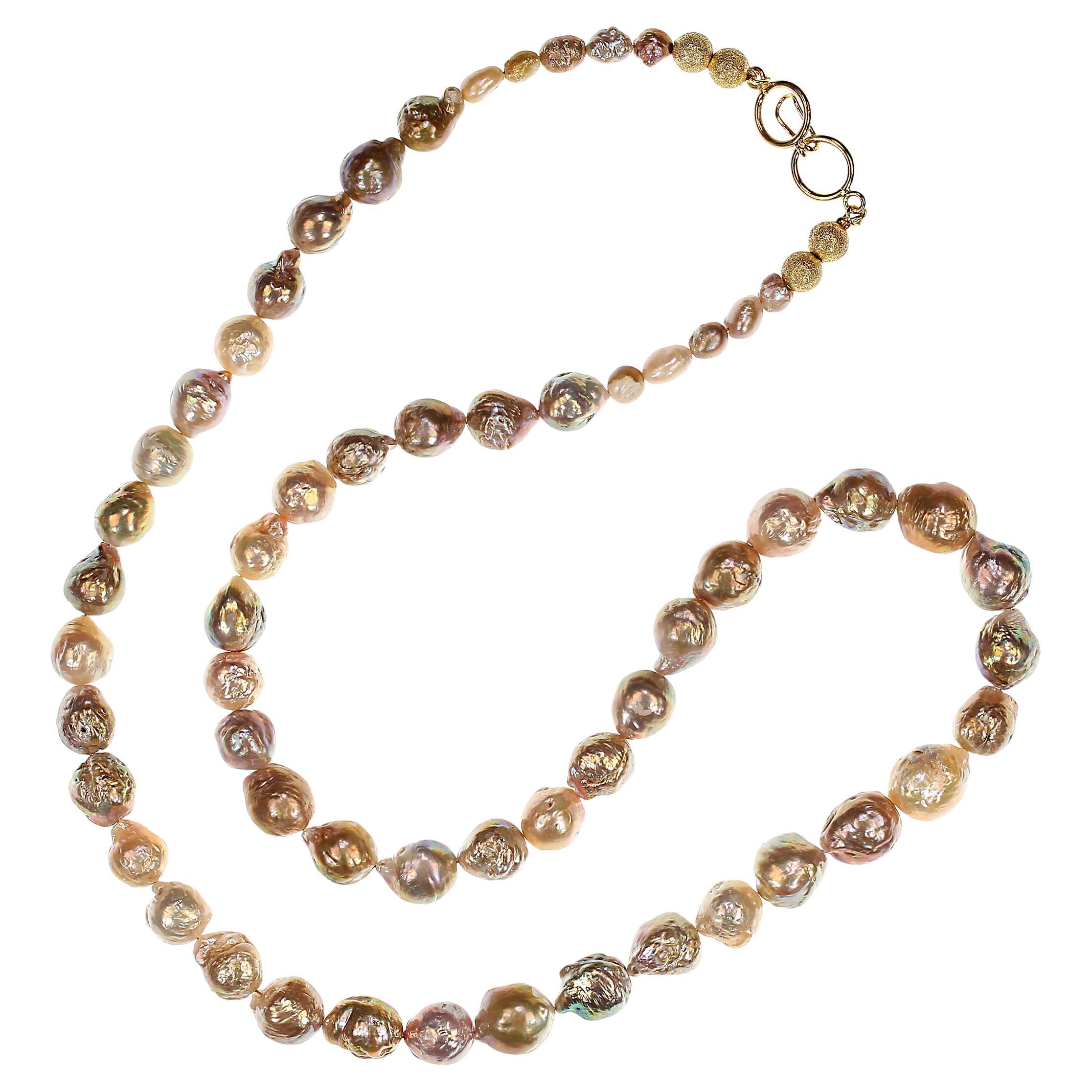 Perle AJD Collier de perles baroques irisées de 30 pouces, graduées en douceur en vente