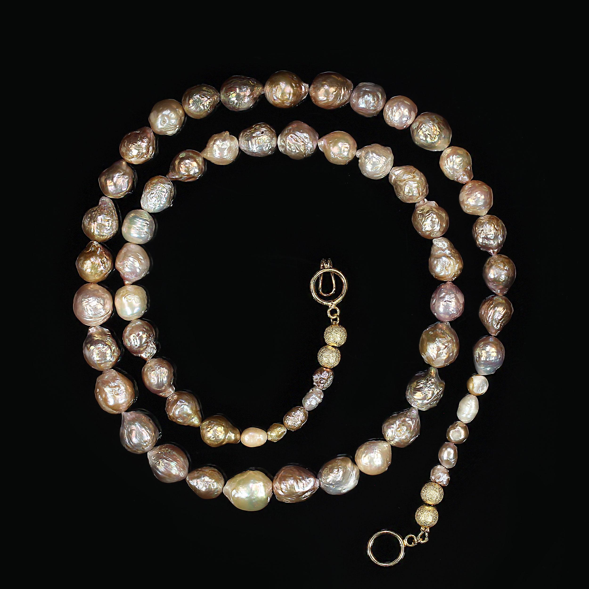 AJD Collier de perles baroques irisées de 30 pouces, graduées en douceur Neuf - En vente à Raleigh, NC