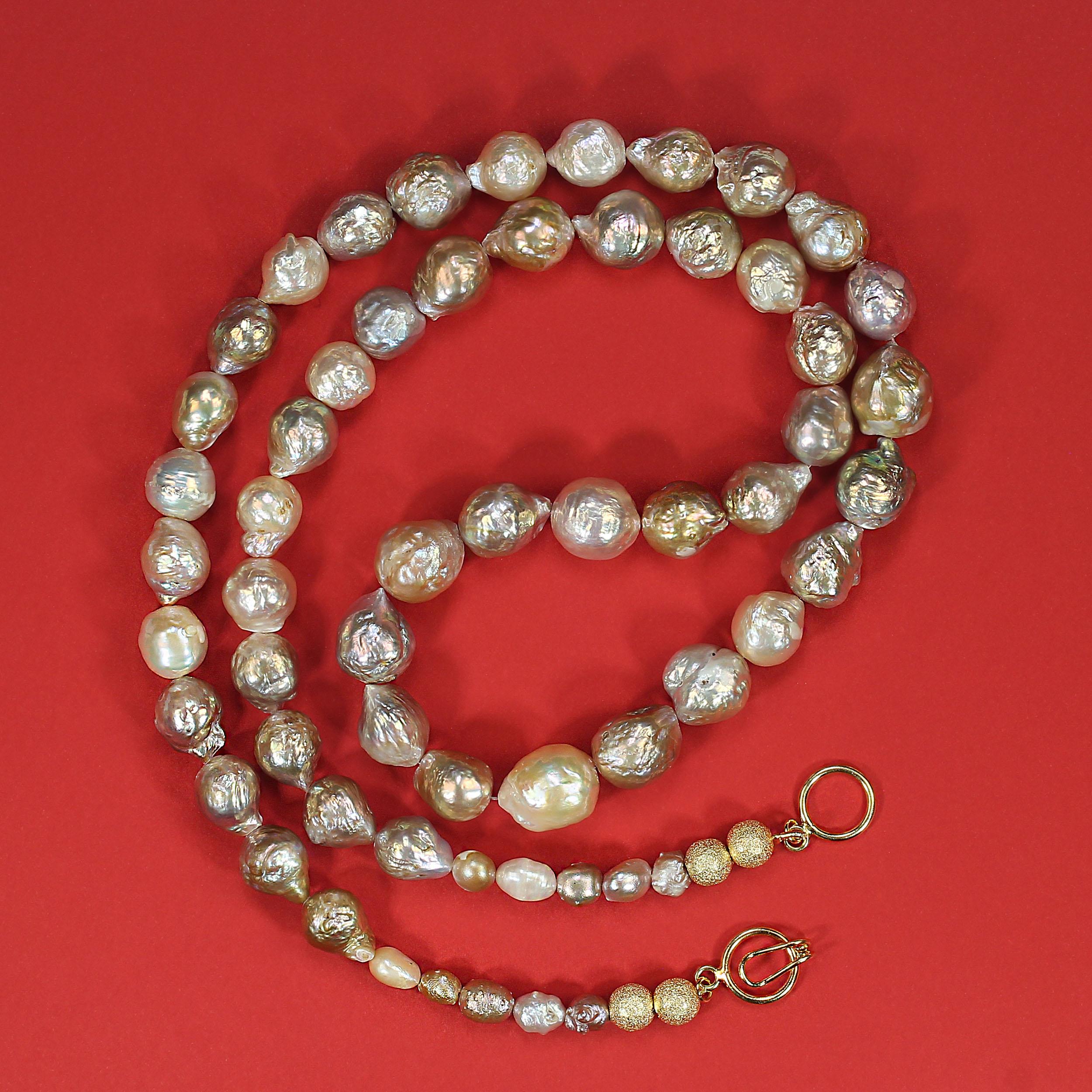 AJD Collier de perles baroques irisées de 30 pouces, graduées en douceur en vente 1