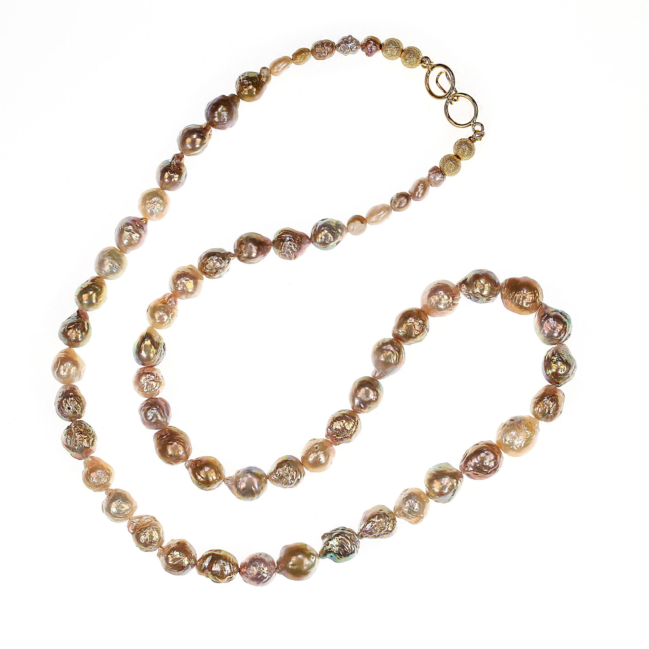 AJD Collier de perles baroques irisées de 30 pouces, graduées en douceur en vente 2