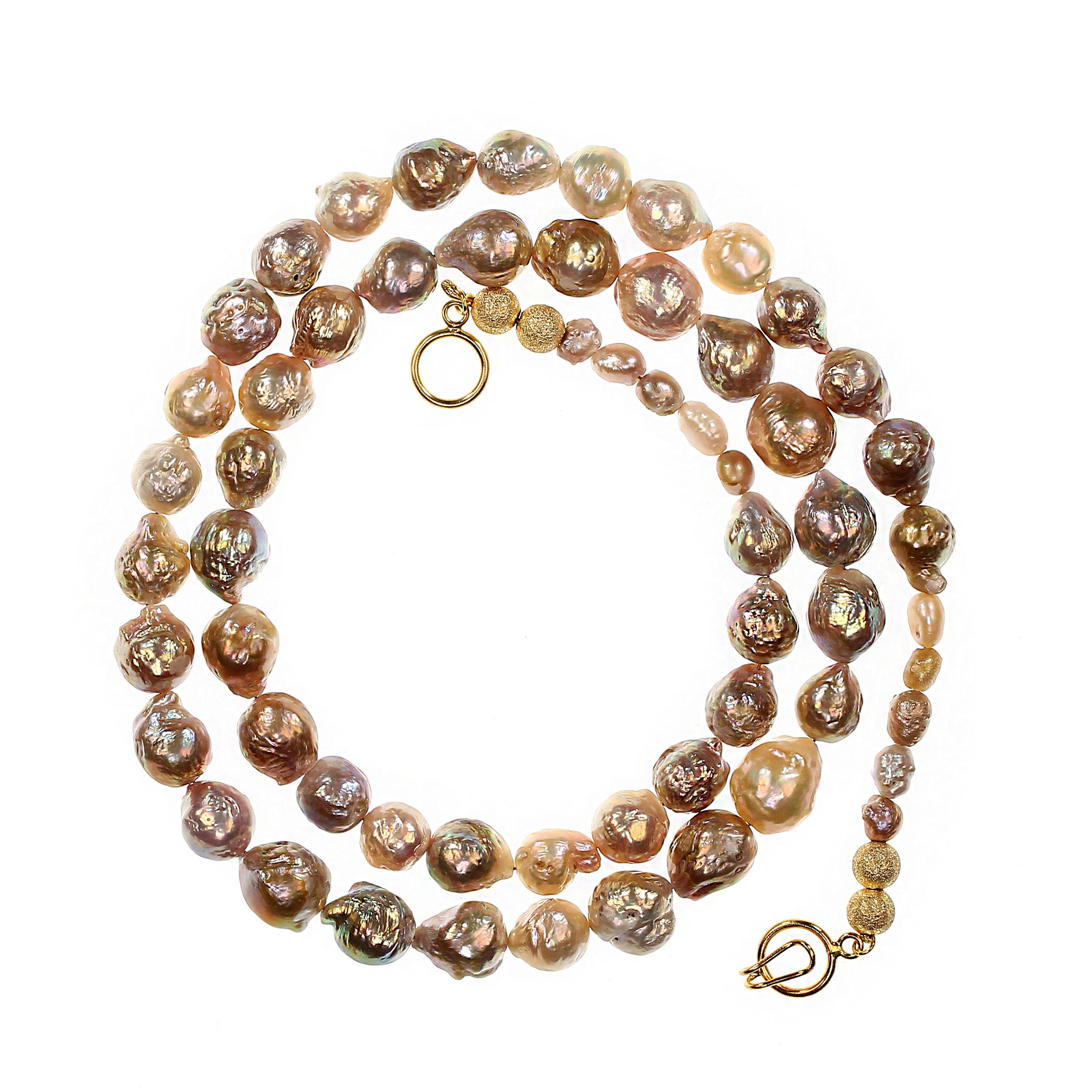 AJD Collier de perles baroques irisées de 30 pouces, graduées en douceur en vente 3