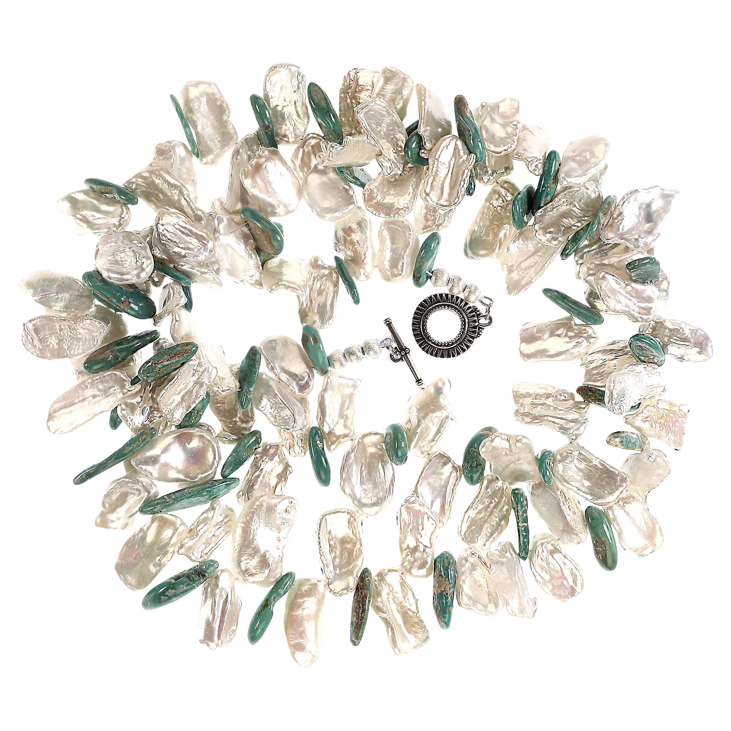 Artisan AJD 38 pouces Elisa Turquoise pendante et perles Keshi blanches plates en vente