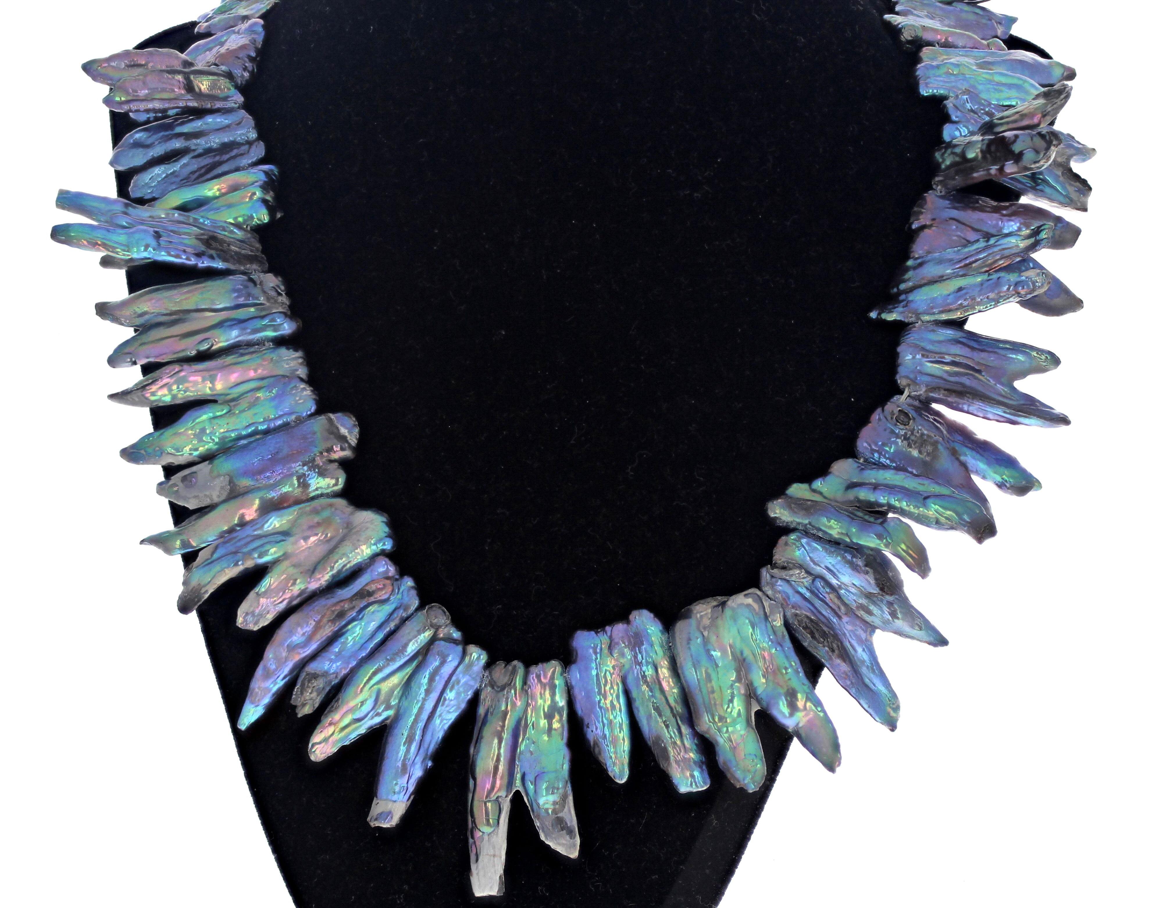 Ces magnifiques perles multicolores, une fois serties autour de votre cou, sont absolument fantastiques.  Les plus longues mesurent environ 40 mm de long.  Le fermoir est un fermoir à glissière en argent facile à utiliser.  Il y a toutes les