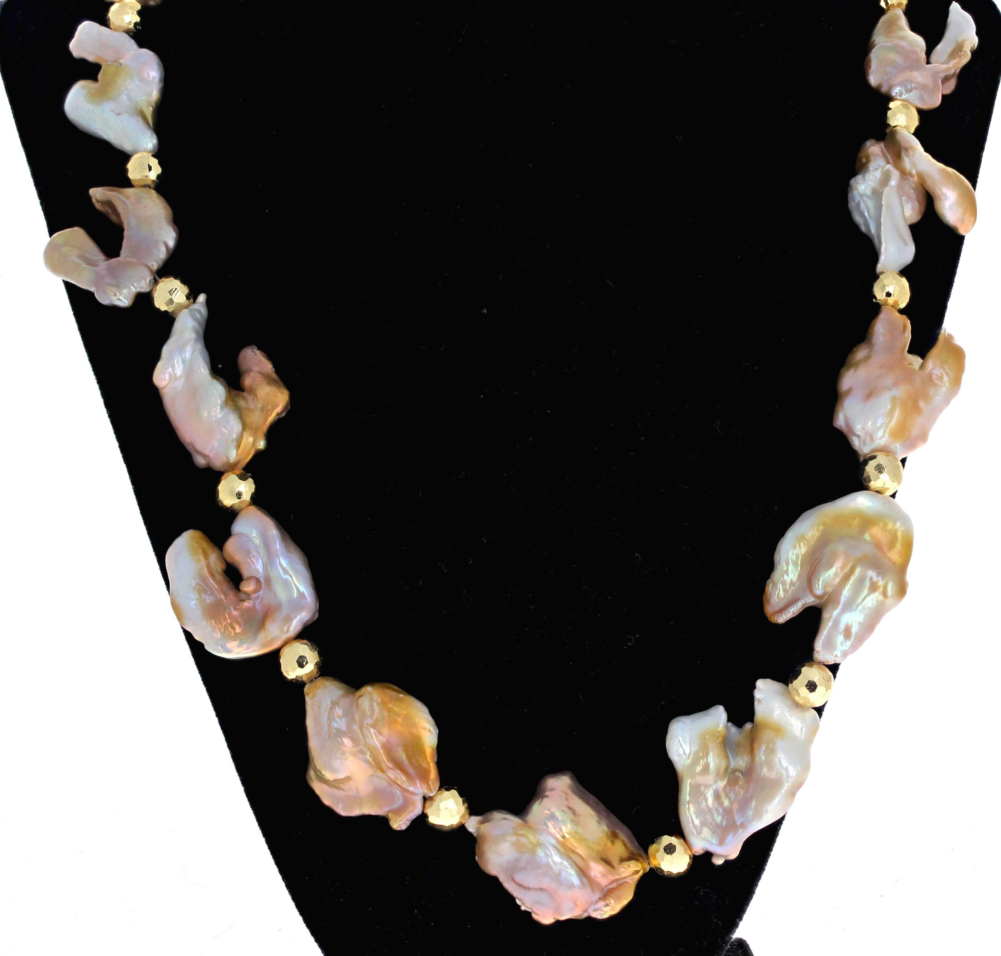 Questa collana lunga 22 pollici e mezzo è assolutamente magnifica!!!  Sul tuo collo risalta l'oro riflettente e altri colori rosa e viola.  Queste magnifiche VERE perle di pavone hanno forme e dimensioni diverse, la più grande delle quali misura