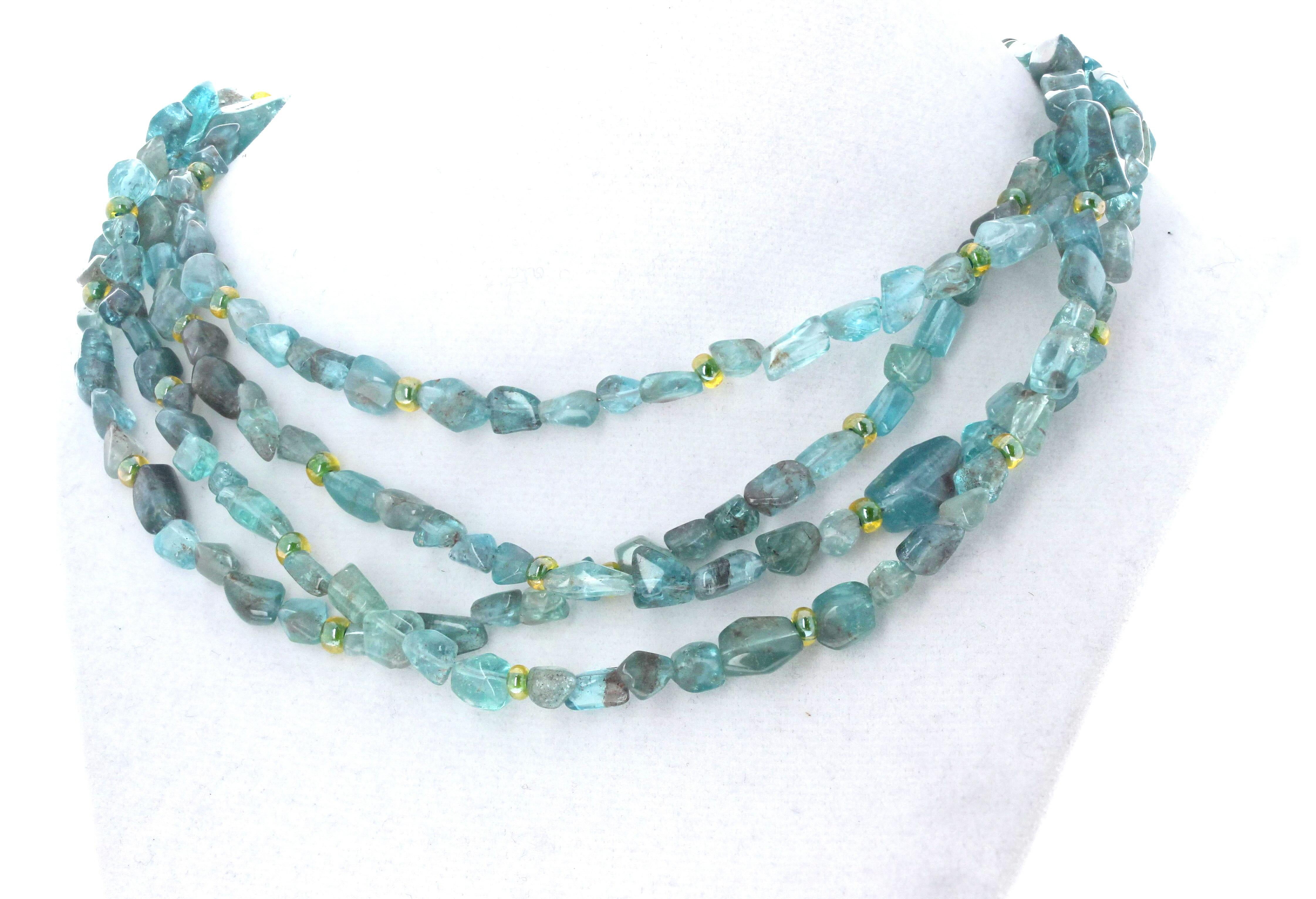Questa affascinante collana di acquamarina è lunga 67 pollici.  Can ha una chiusura placcata in oro facile da usare, in modo da poter cambiare facilmente la sua lunghezza intorno al collo quando vuoi.  Le acquemarine sono tutte di dimensioni, pezzi