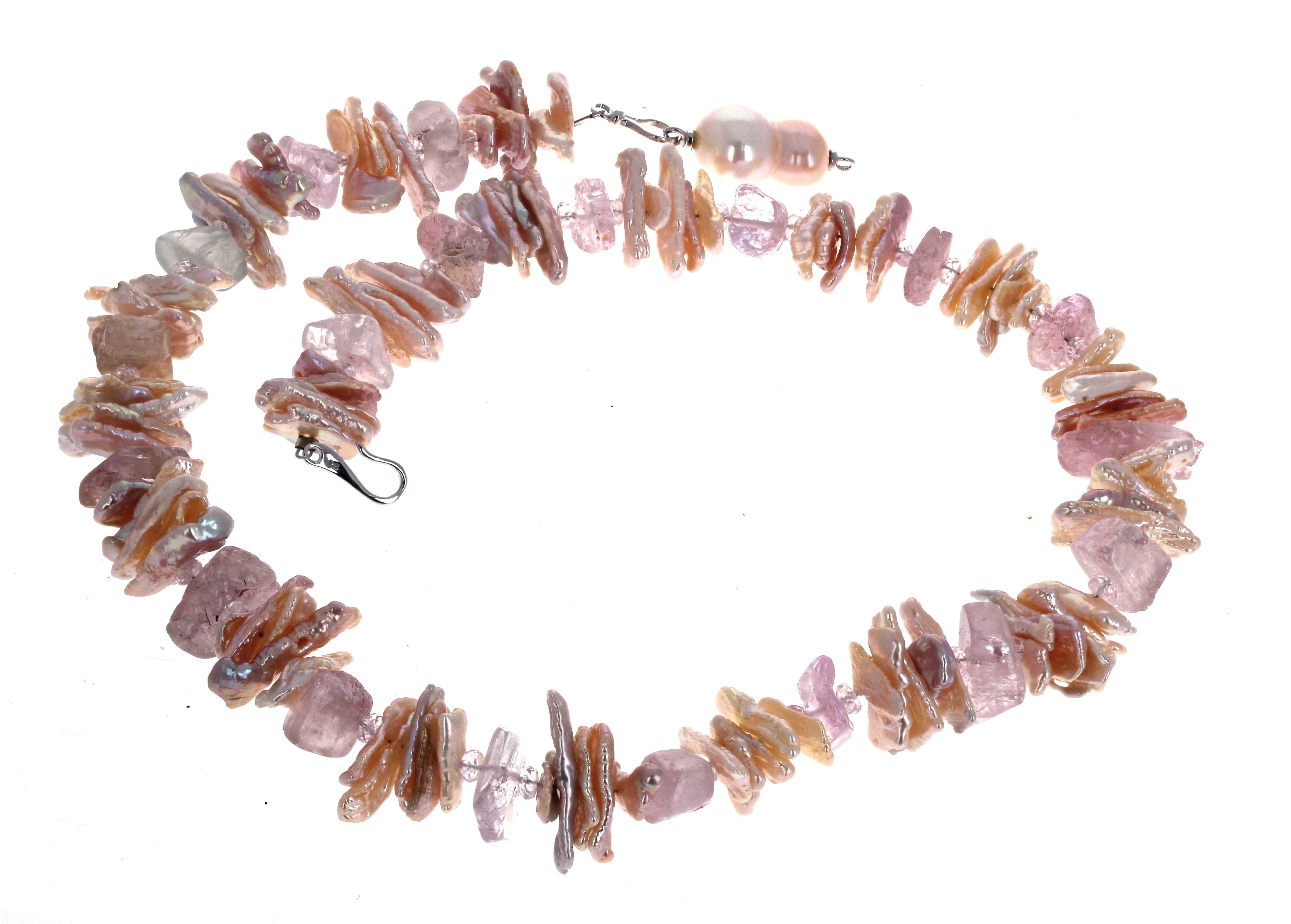 Ces morceaux de kunzite hautement polie rehaussent les coquilles de perles roses très claires.  Il mesure 20 pouces de long.  Le fermoir est un fermoir à crochet en argent facile à utiliser.  Les kunzites sont de tailles et d'épaisseurs différentes,