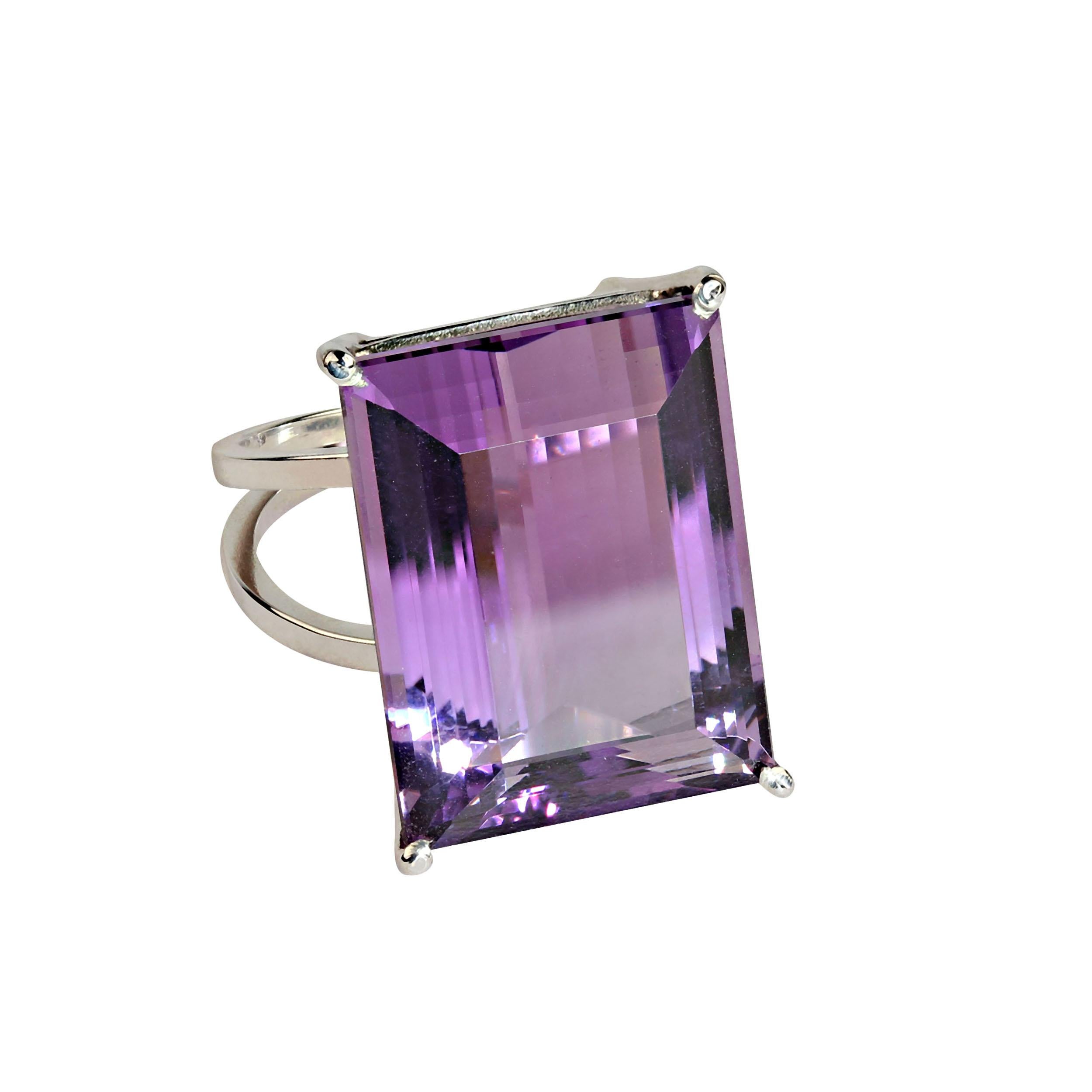 Handgefertigter Ring aus Amethyst und Sterlingsilber von AJD Awesome (Smaragdschliff) im Angebot