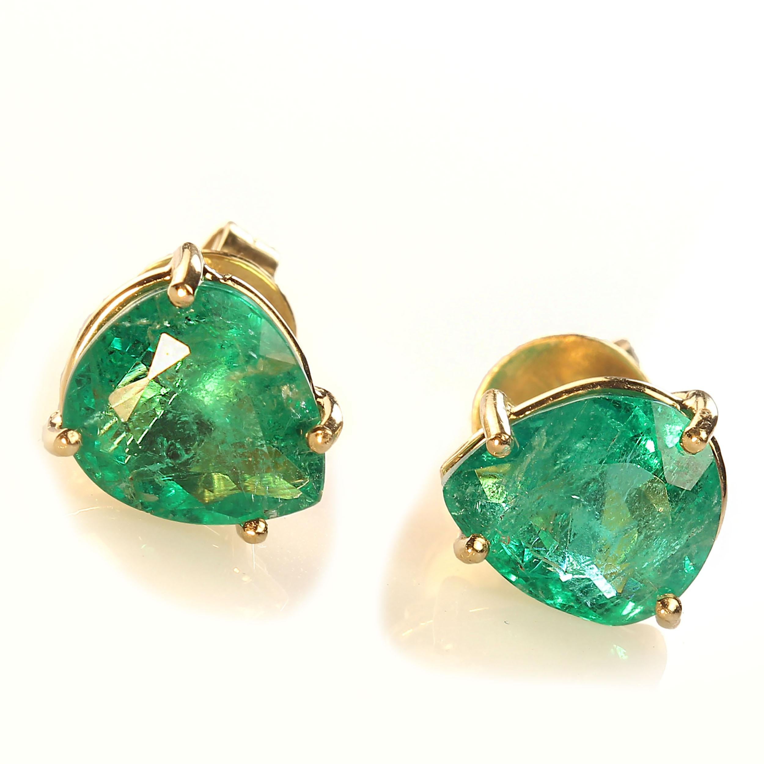AJD Awesomely Elegant Emerald Earrings in 18K Yellow Gold For Sale 1