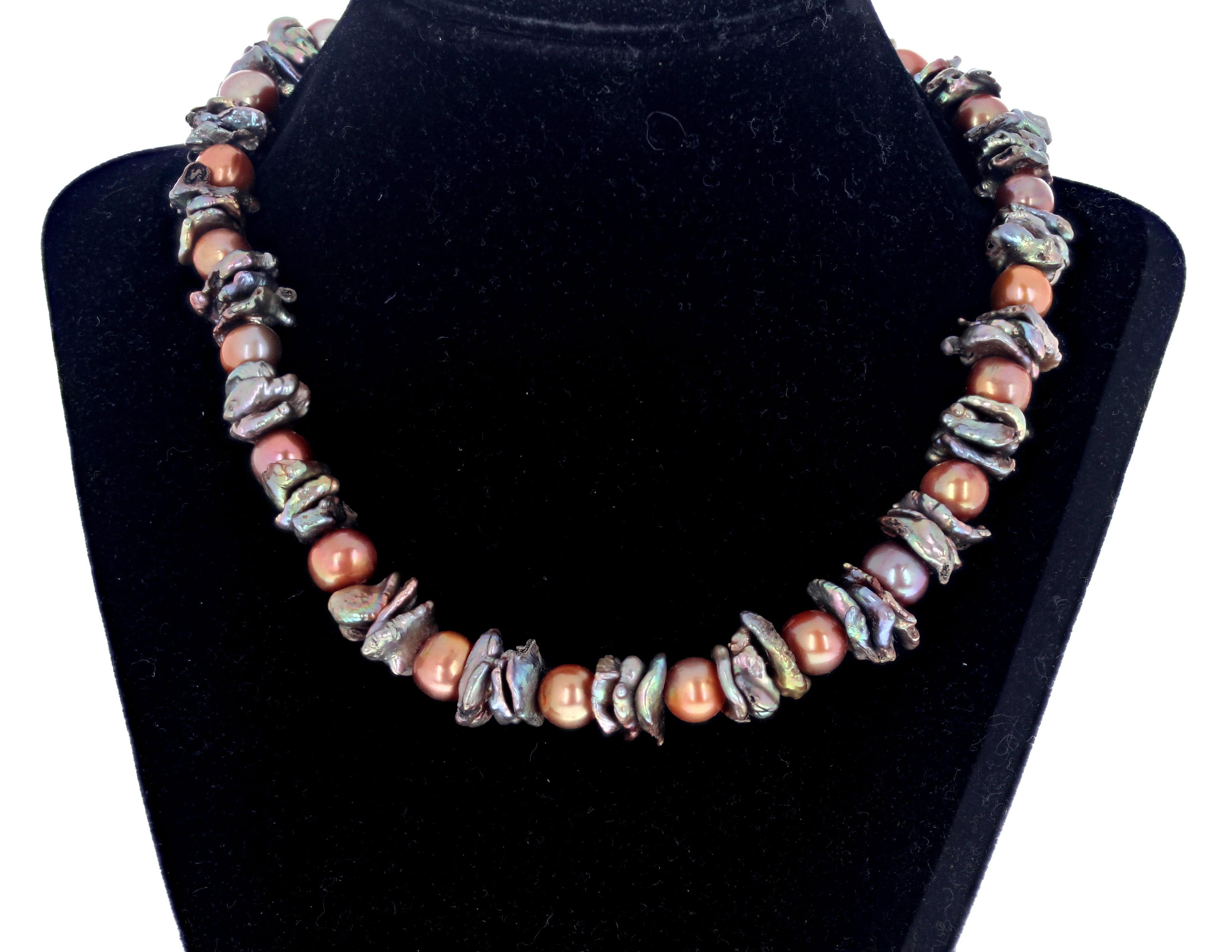 Questa meravigliosa collana è lunga 17 pollici.  È composto da perle rotonde naturali color oro-marrone di circa 10 mm e da conchiglie di perle naturali irregolari.  La chiusura è un fermaglio placcato oro facile da usare.