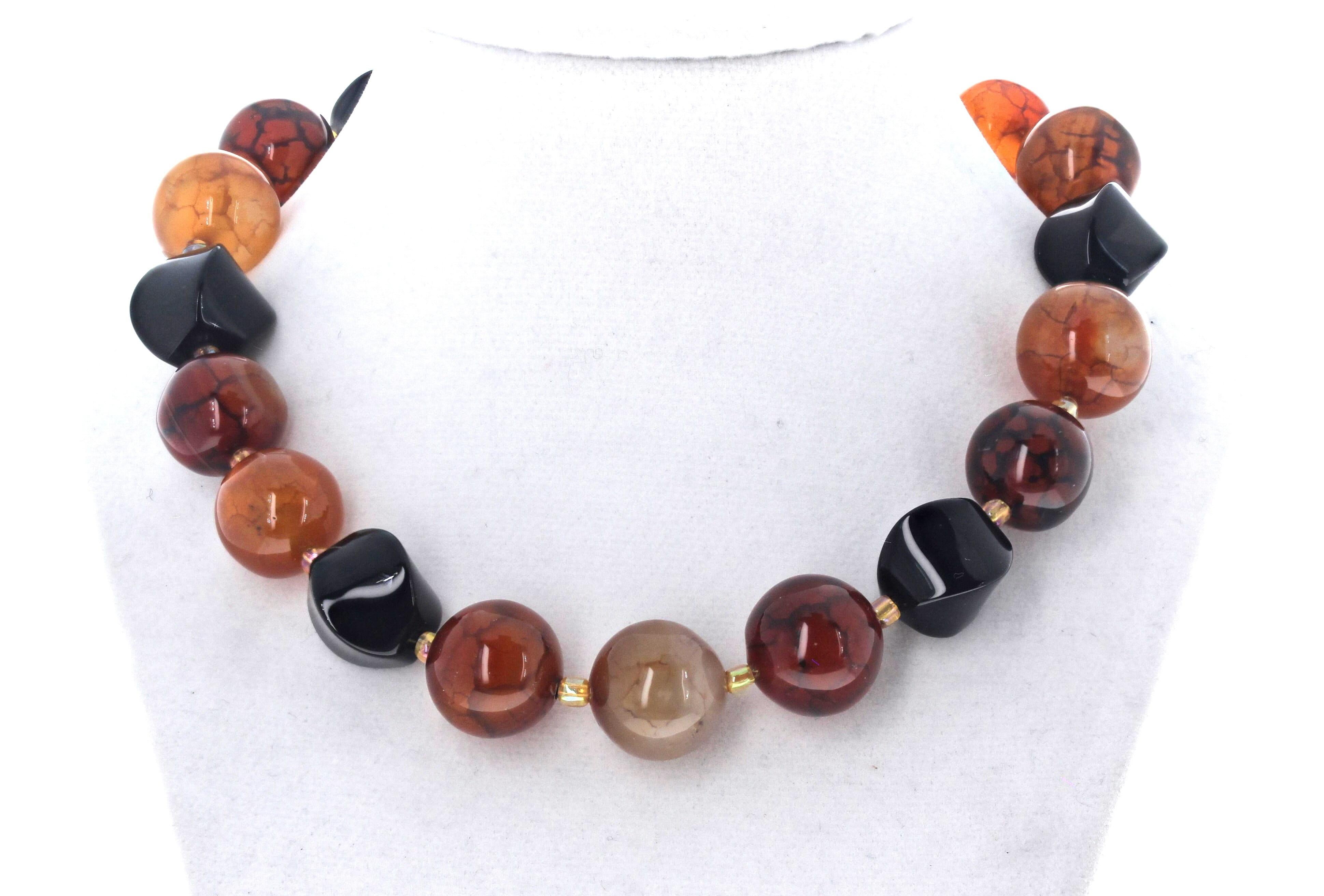 Taglio rotondo AJD Bellissima collana di Onice Nera Nature e Magnifiche Agate Ragnatele da 16 pollici in vendita