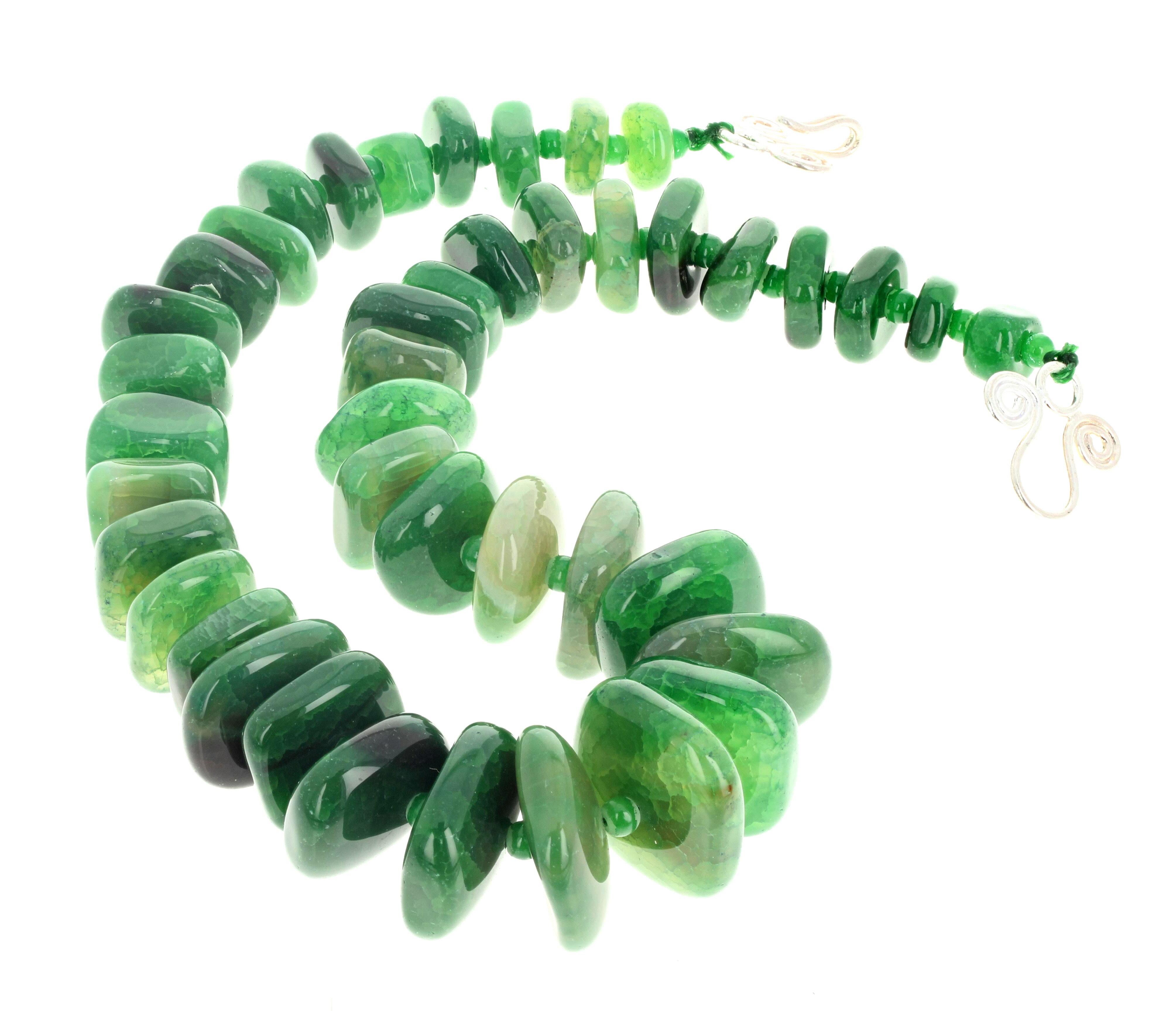 AJD Absolutely Beautiful Green Graduated Natural Irregular Agate Rondel Necklace In New Condition For Sale In Raleigh, NC